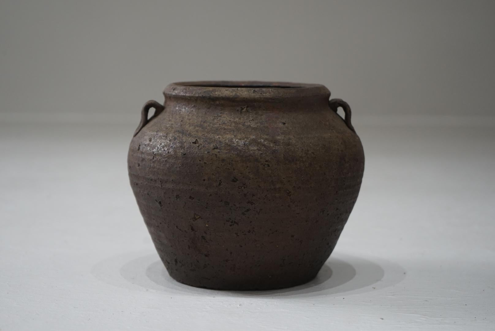 Il s'agit d'un ancien vase japonais.
Il est ancien mais en bon état, sans fissures ni éclats.

Nous vous proposerons toujours la meilleure méthode d'expédition.
Veuillez d'abord nous contacter.

Nous présentons également de nombreux autres meubles