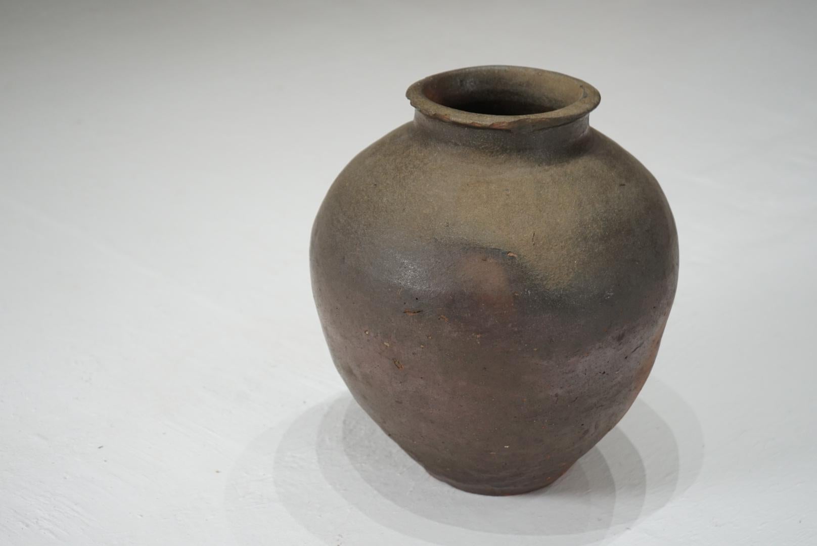 Japanese Antique Tsubo pot Flower Vase Wabi-Sabi In Fair Condition For Sale In Chiba, Chiba