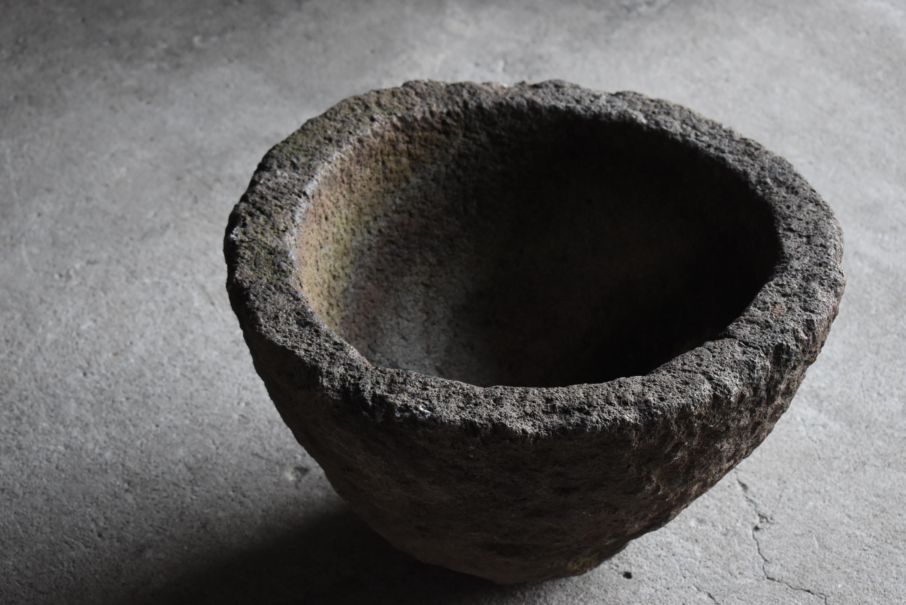 Giapponese Antico Tsukubai giapponese del 1860-1900 / Vaso di pietra Wabi Sabi in vendita