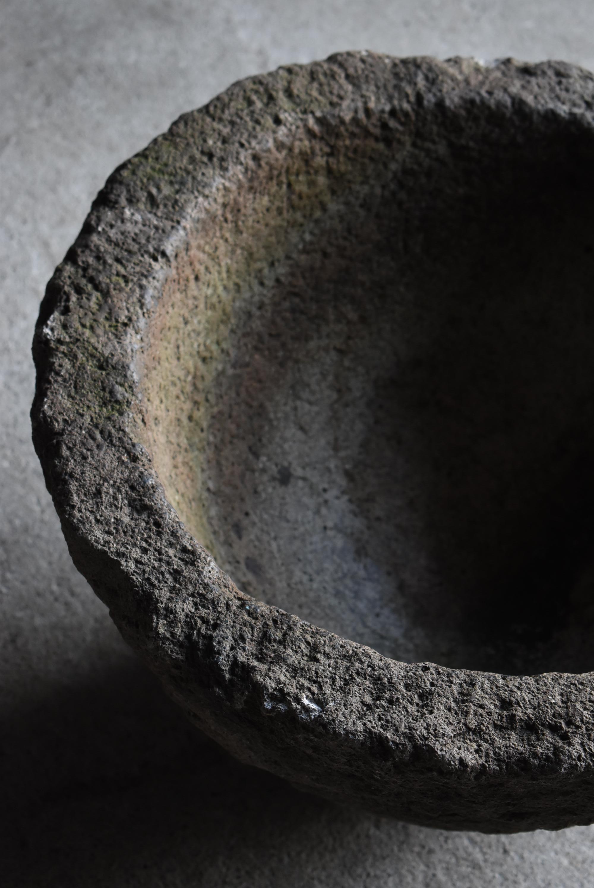 Intagliato a mano Antico Tsukubai giapponese del 1860-1900 / Vaso di pietra Wabi Sabi in vendita