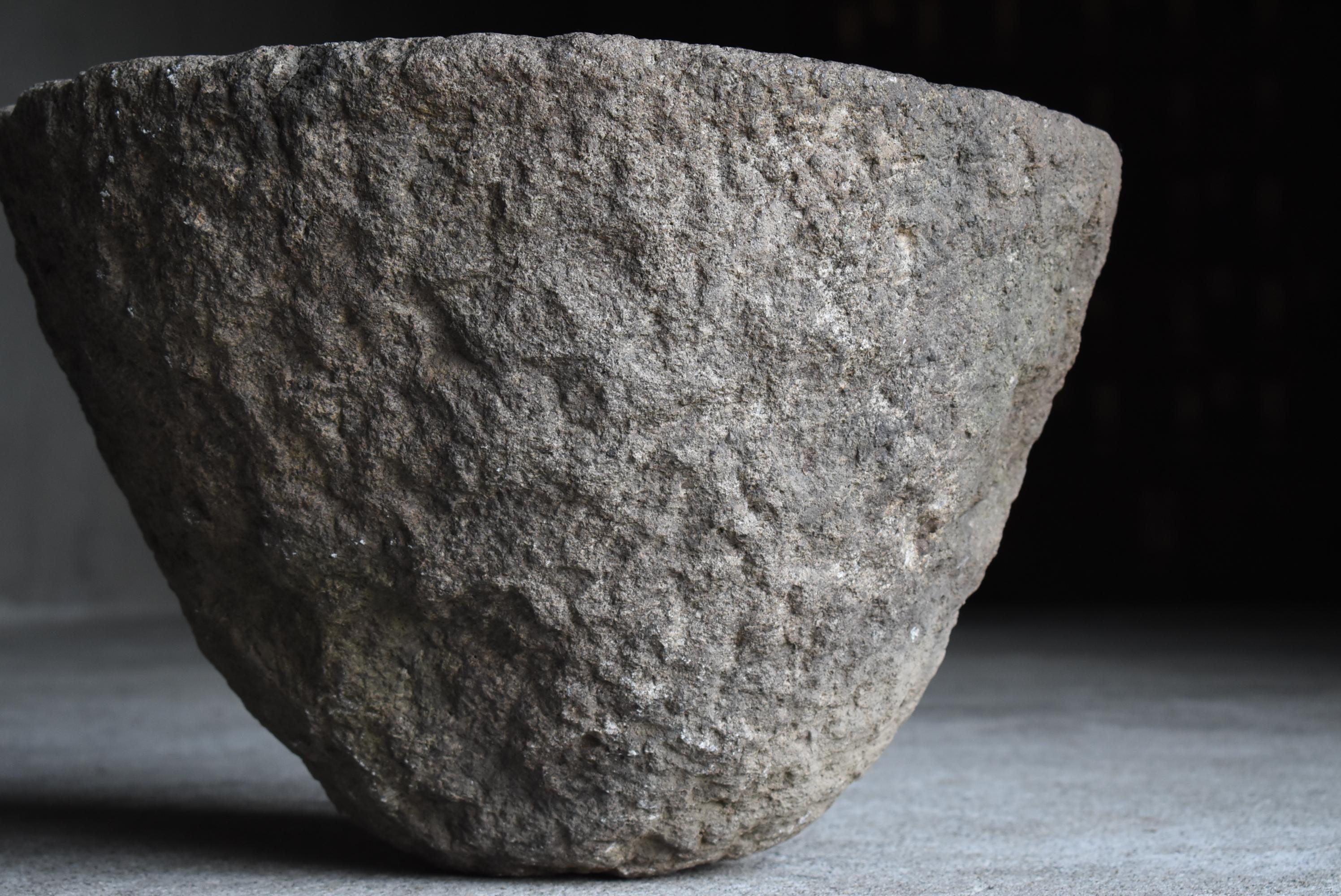 Antico Tsukubai giapponese del 1860-1900 / Vaso di pietra Wabi Sabi In condizioni buone in vendita a Chōsei District Nagara, JP