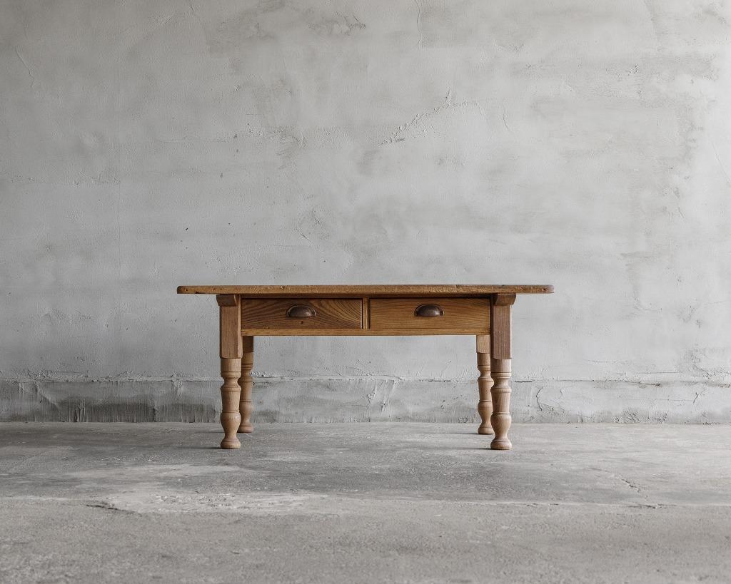 This antique low table was crafted in the Taisho Era(1912-1926).

Crafted with elegance and functionality in mind, it features a tabletop made of caster aralia wood and legs crafted from walnut. The turned legs add a touch of sophistication, while
