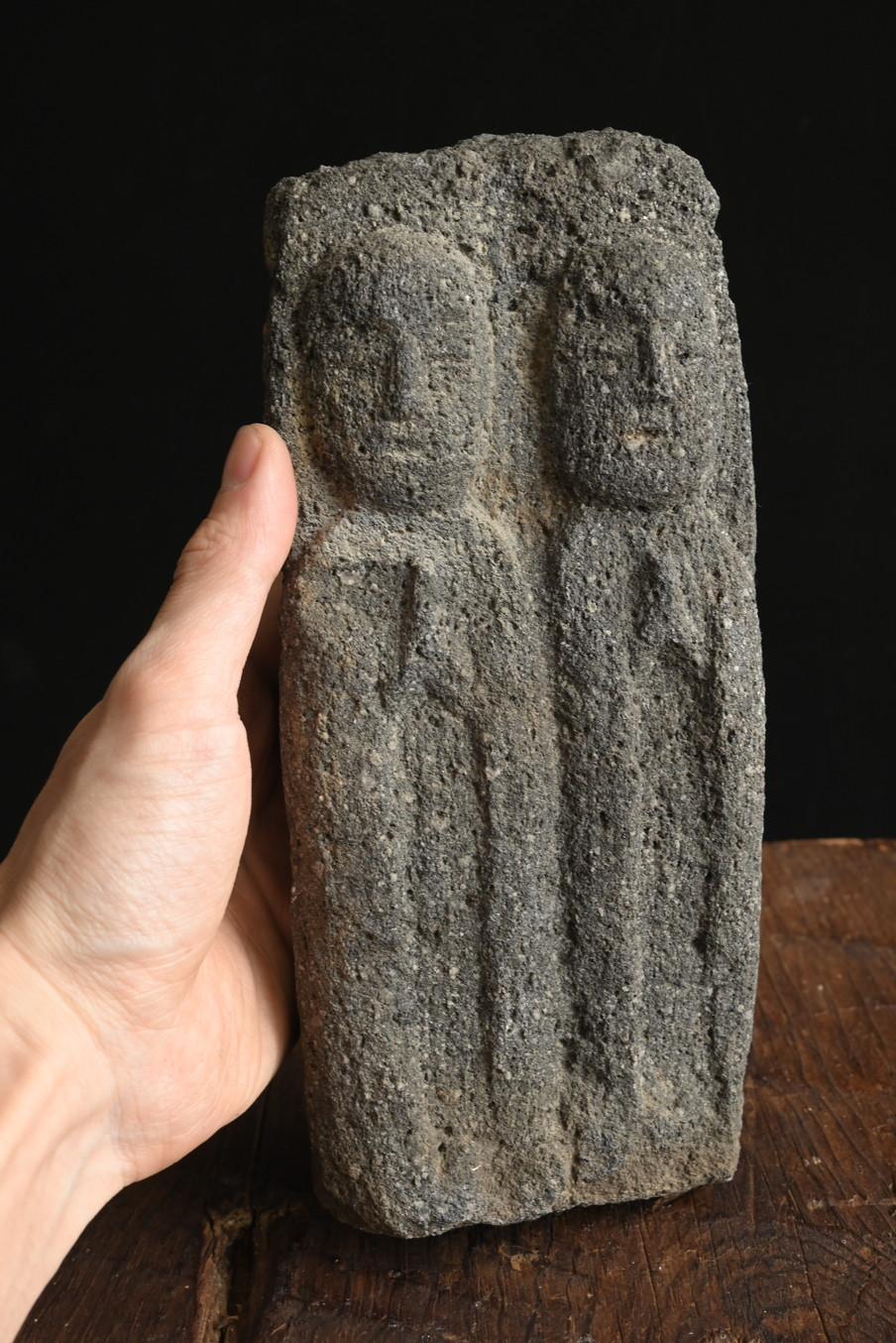 Nous avons en stock une pierre rare, le Bouddha.

Il s'agit d'une petite sculpture en pierre à deux figures réalisée au début ou au milieu de la période Edo (1600-1800). Elle représente deux divinités debout, semblables à des moines, placées côte à