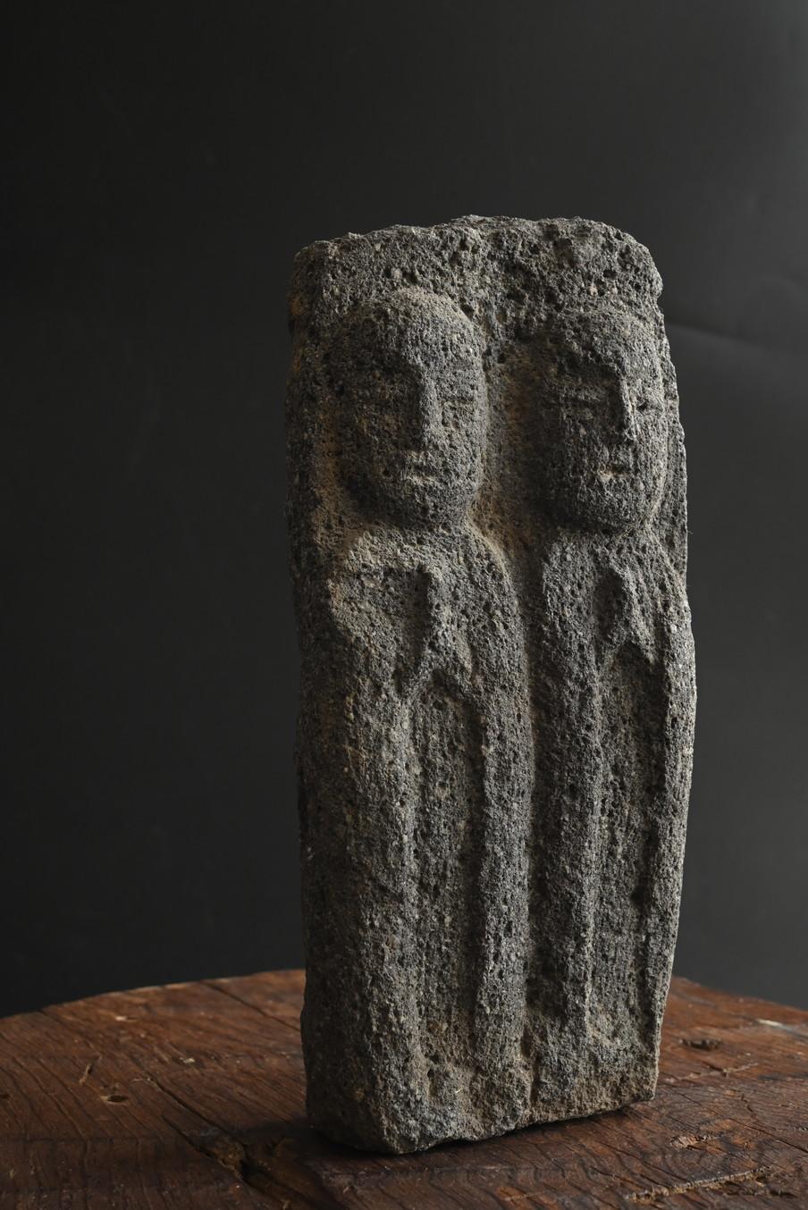 Sculpté à la main statue japonaise ancienne en pierre de deux pièces représentant un moine/ Dieu de la route/Période Edo en vente
