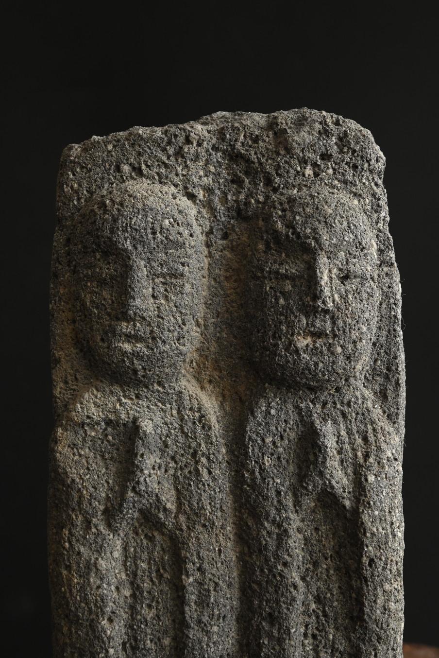 XVIIIe siècle et antérieur statue japonaise ancienne en pierre de deux pièces représentant un moine/ Dieu de la route/Période Edo en vente