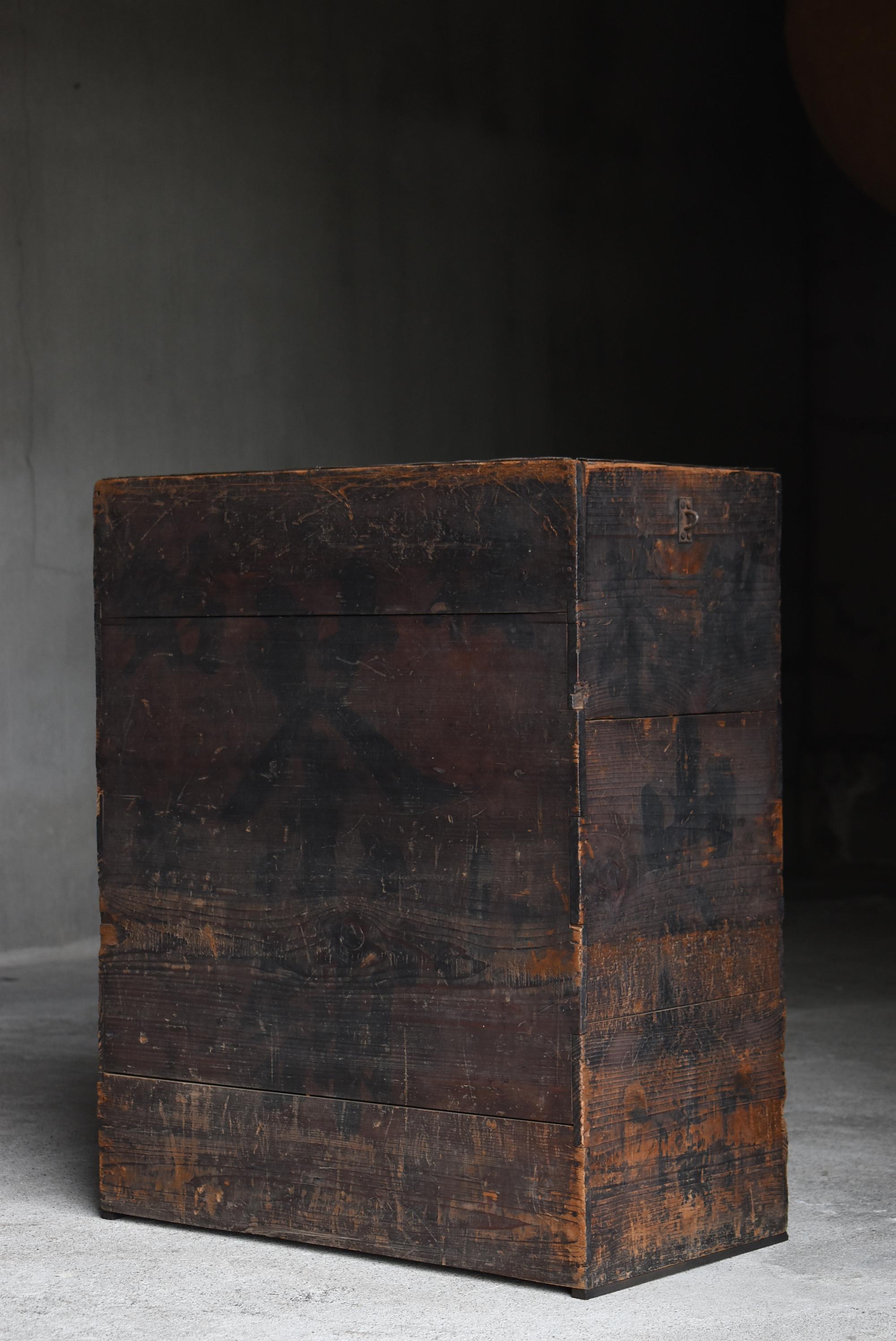 This is an old Japanese umbrella stand, crafted in the early Shōwa period (1900s–1940s). Its presence reflects the practical, understated beauty of everyday furnishings from that era. Made from sugi (Japanese cedar), the piece displays a deep,