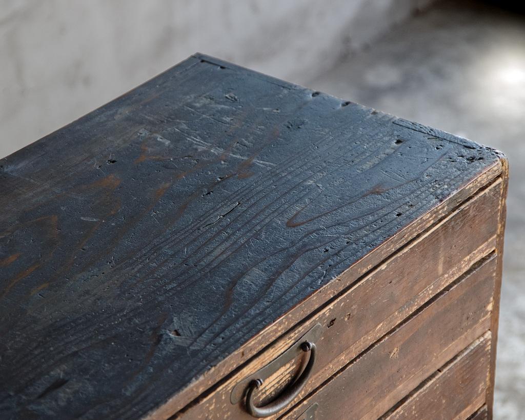 Ancienne commode verticale japonaise de l'ère Meiji (1868-1912), Wabi Sabi en vente 9