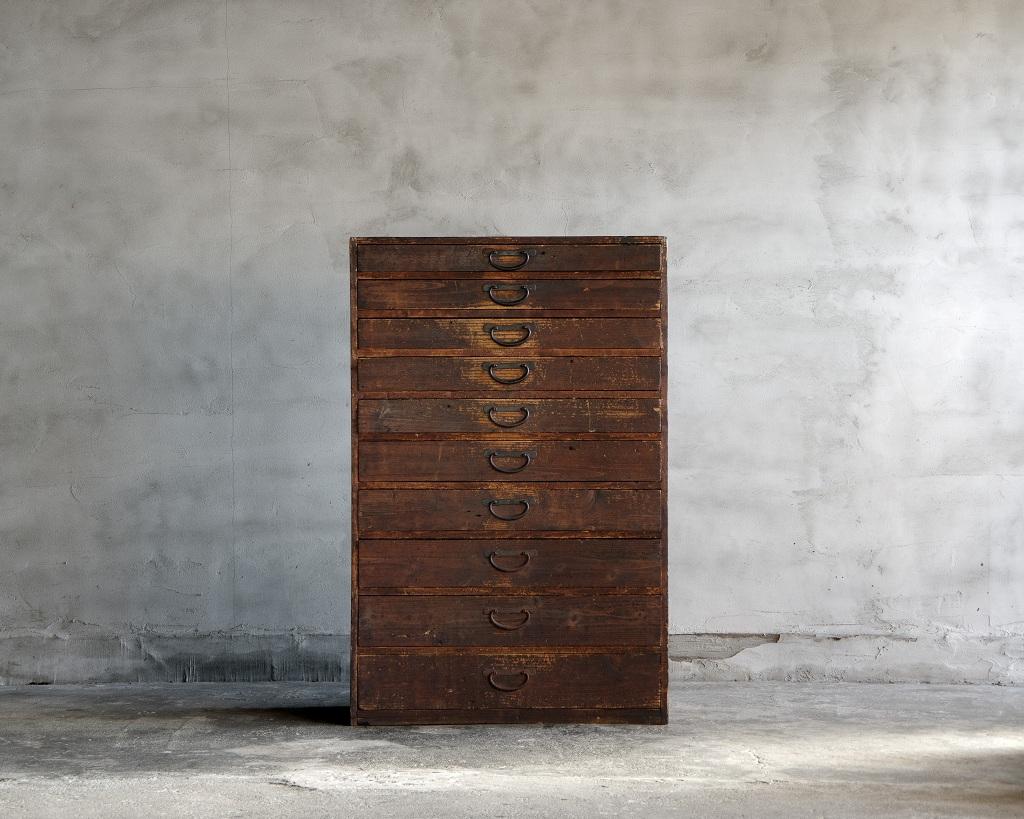 Il s'agit d'une commode verticale japonaise fabriquée pendant l'ère Meiji (1868-1912).

Cette commode est conçue avec des proportions verticales qui lui permettent de se démarquer tant au niveau de la fonctionnalité que de l'esthétique. Ses 10