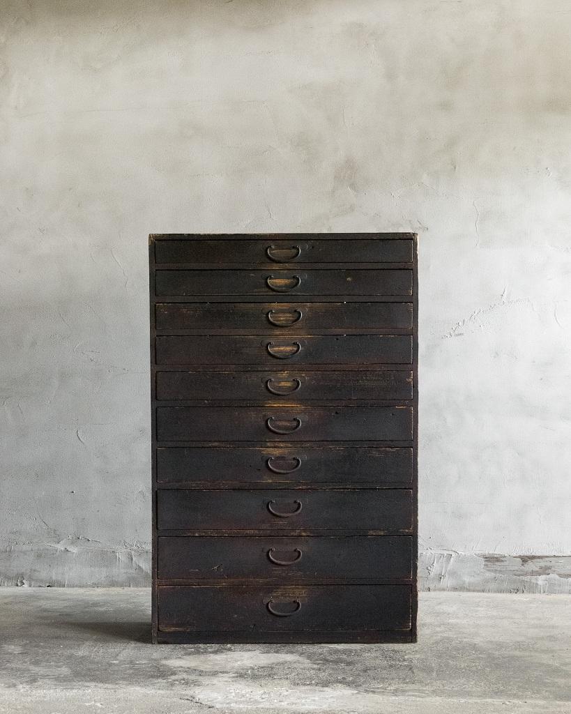This antique vertical chest of drawers was crafted in the Meiji Era(1868-1912).

This chest of drawers is designed with vertical proportions that make it stand out in both functionality and aesthetics. Its 10 neatly arranged shallow drawers are