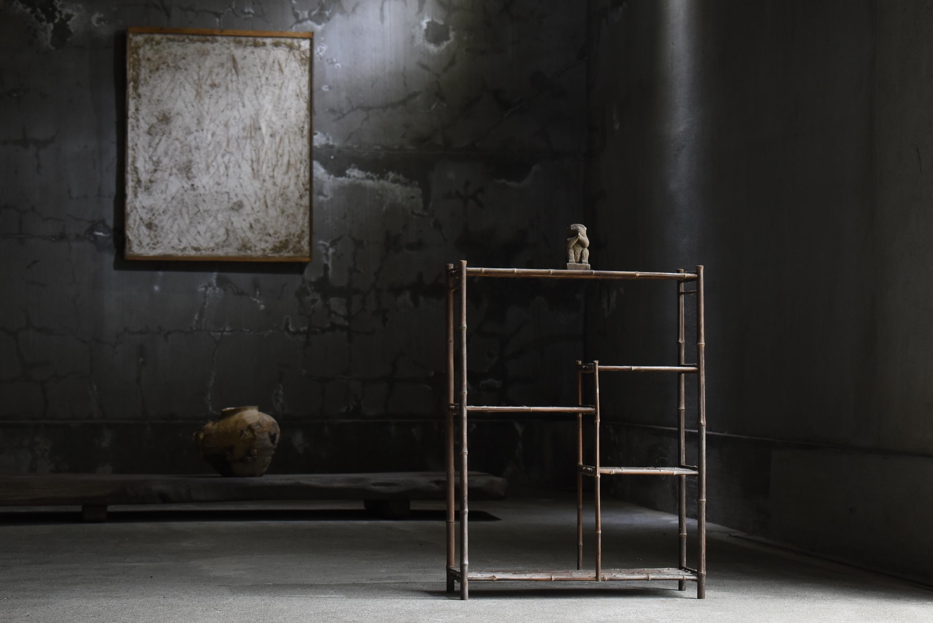 Old Japanese bamboo shelves.
The furniture is from the 1940s - 1960s.

Elaborately made exclusively from bamboo.
It is delicate and very beautiful.

It is a delicate structure, though, so it is not designed to hold heavy objects,
Decorate it