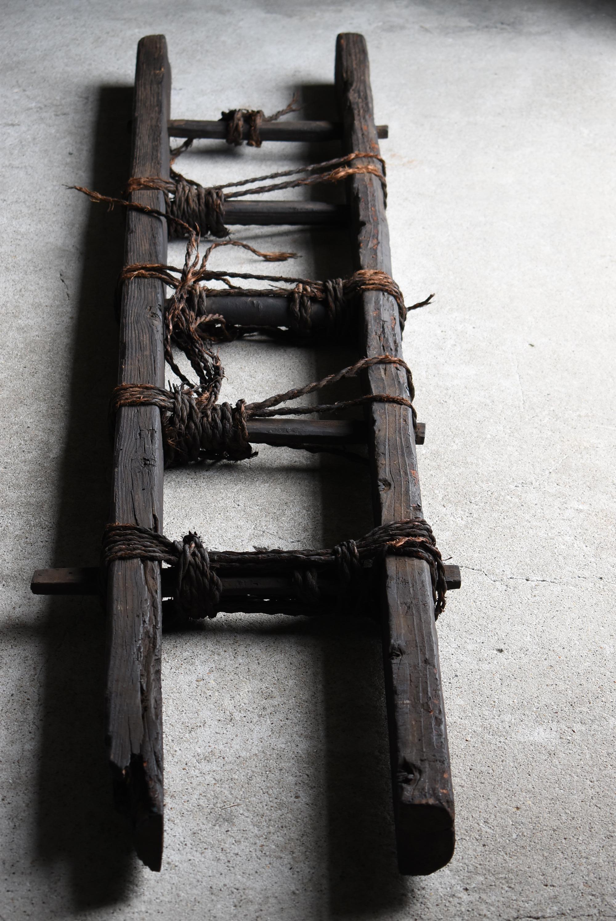 Échelle noire japonaise antique Wabi-Sabi 1800s-1860s / Objects fors Objects en vente 4