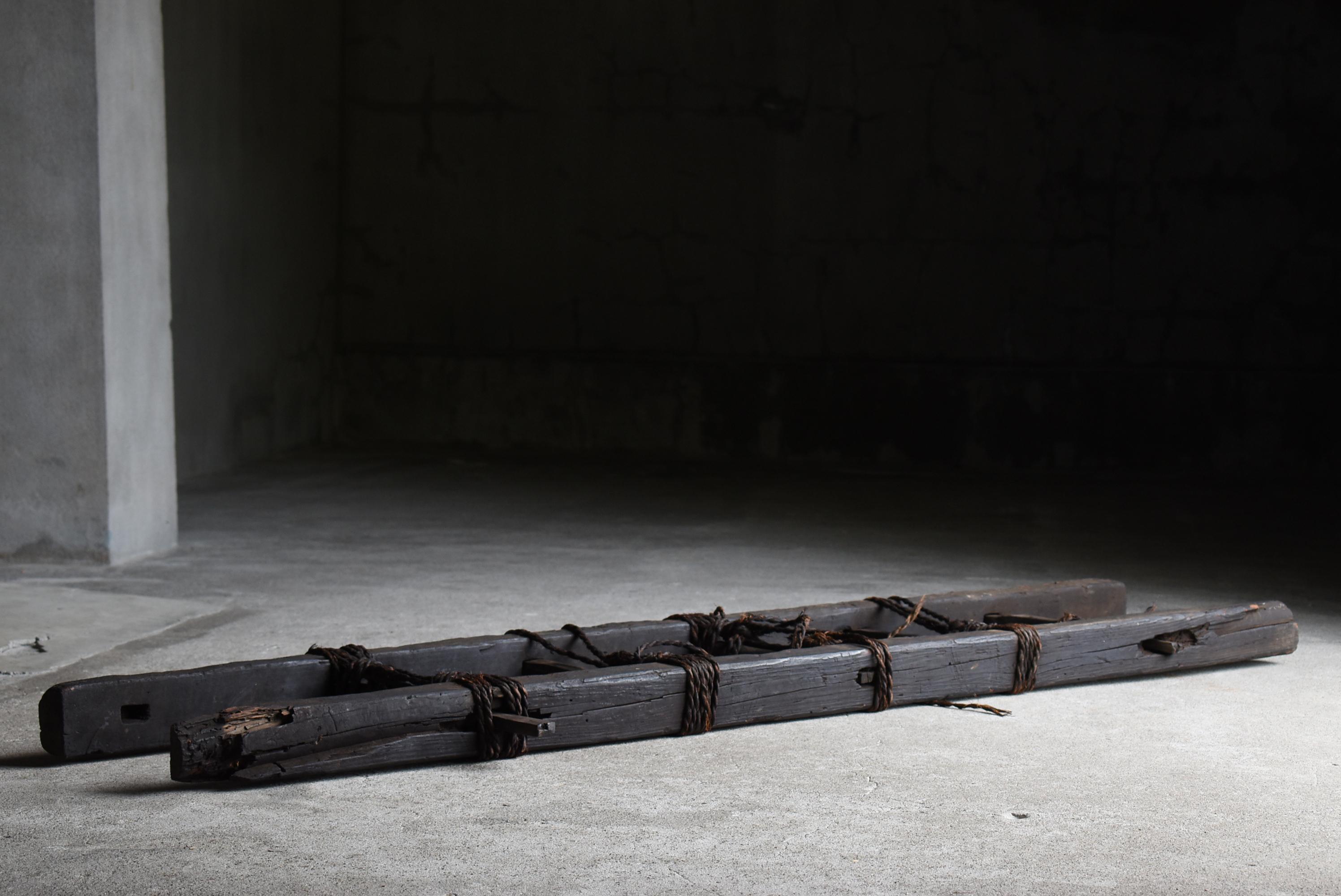 Échelle noire japonaise antique Wabi-Sabi 1800s-1860s / Objects fors Objects en vente 6