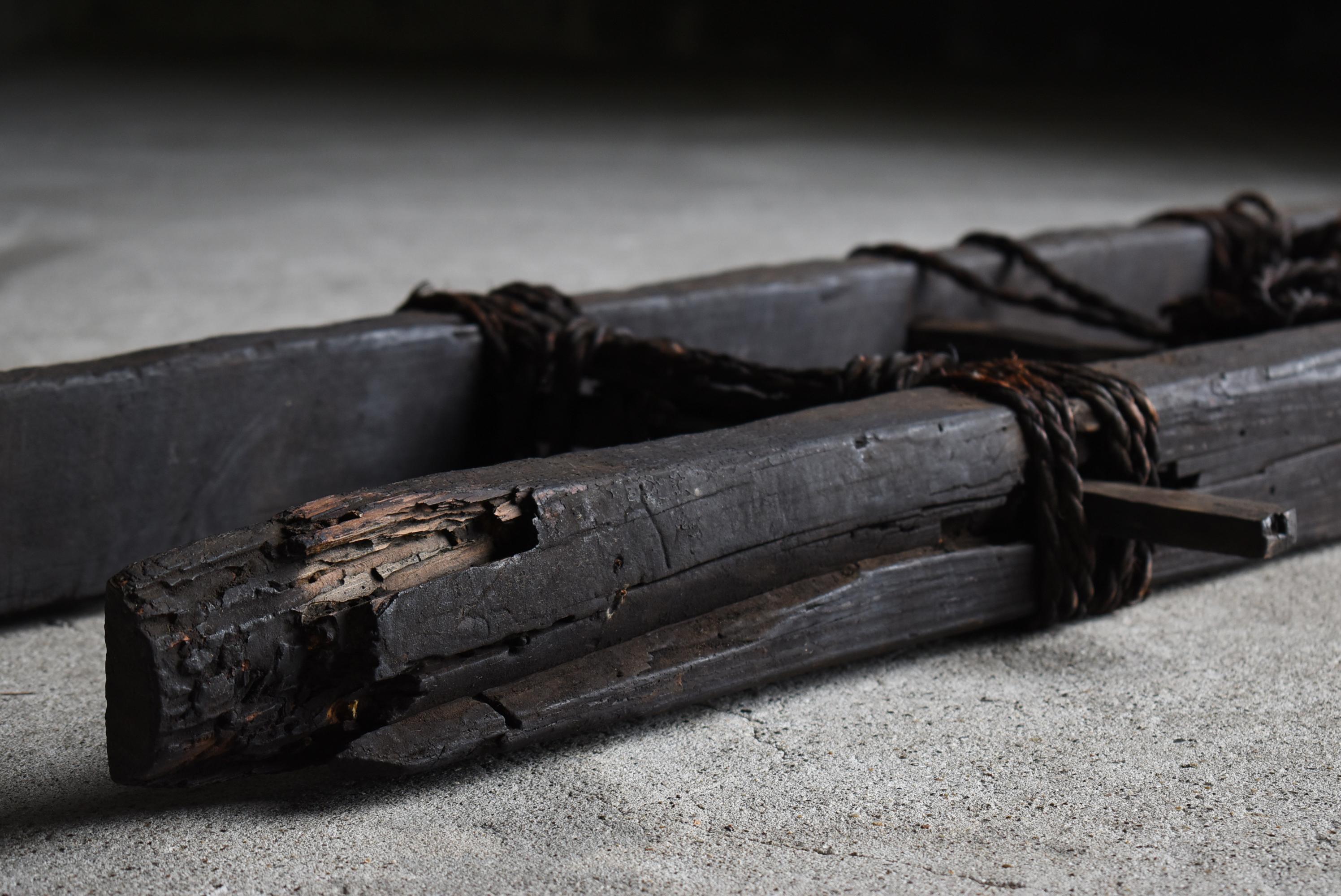 Échelle noire japonaise antique Wabi-Sabi 1800s-1860s / Objects fors Objects en vente 7