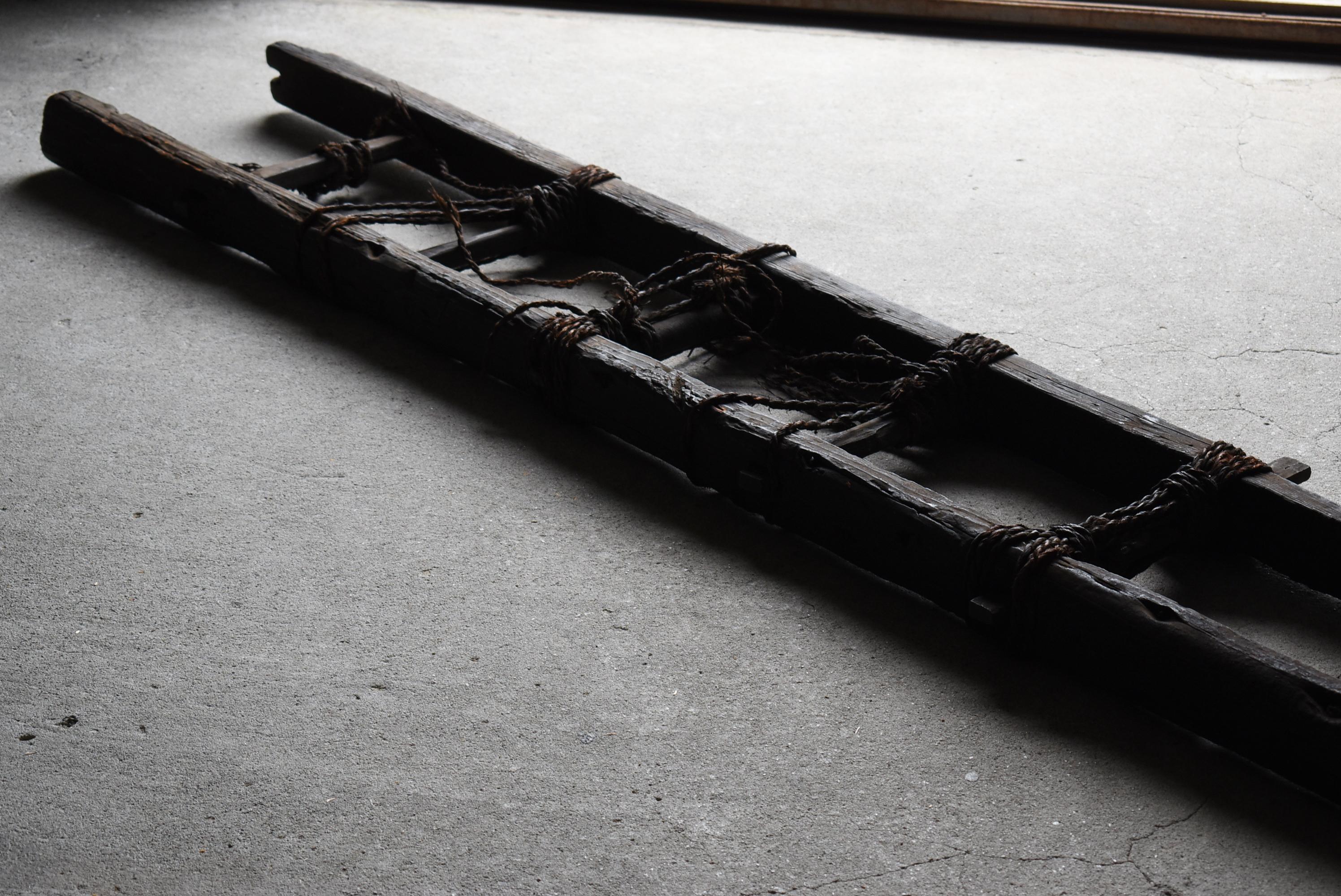 Échelle noire japonaise antique Wabi-Sabi 1800s-1860s / Objects fors Objects en vente 8