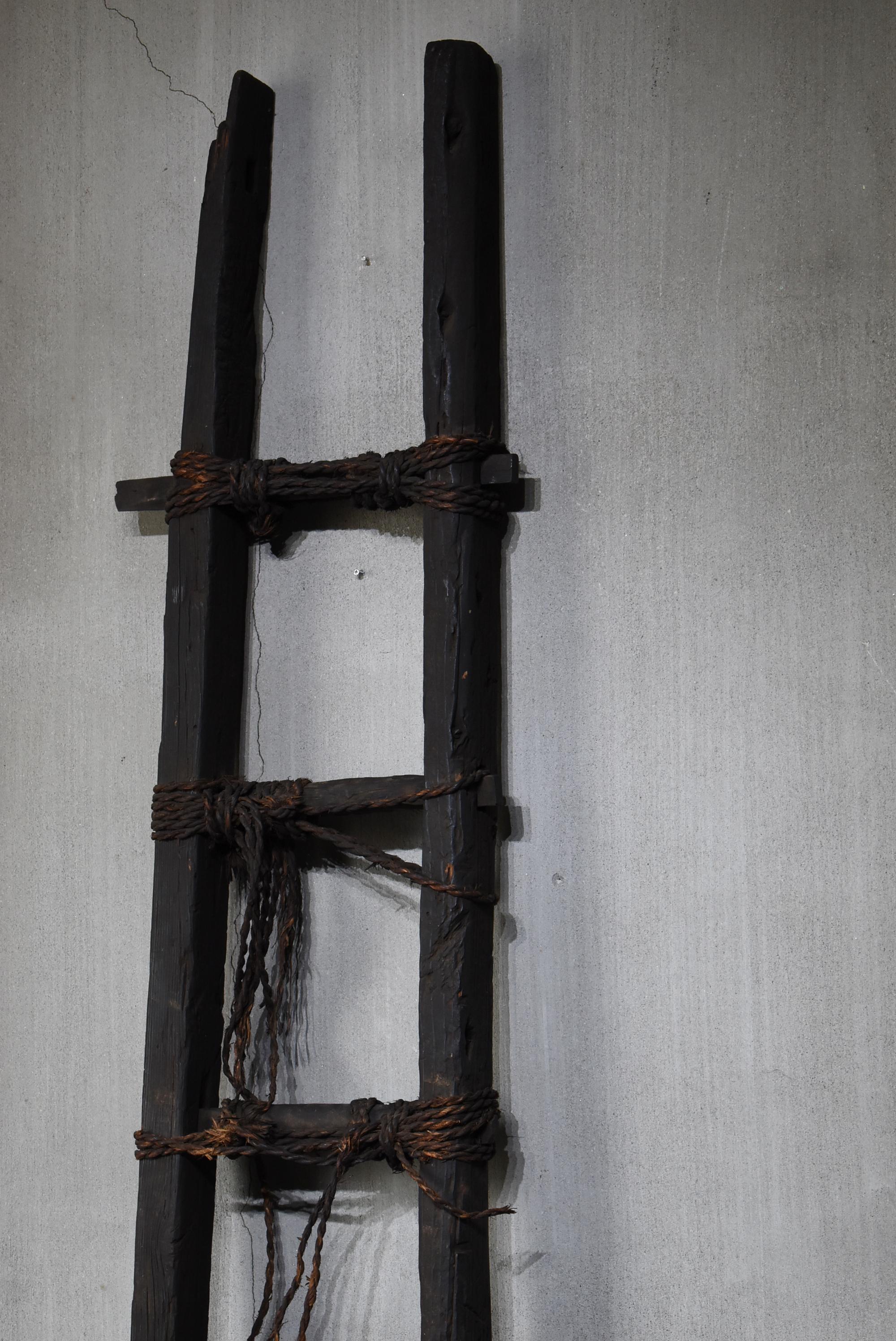 Primitif Échelle noire japonaise antique Wabi-Sabi 1800s-1860s / Objects fors Objects en vente