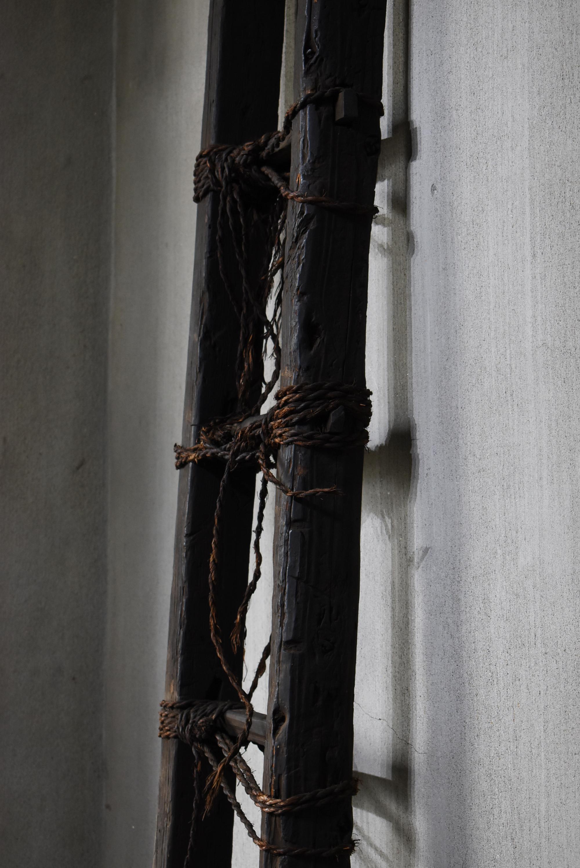Travail du bois Échelle noire japonaise antique Wabi-Sabi 1800s-1860s / Objects fors Objects en vente