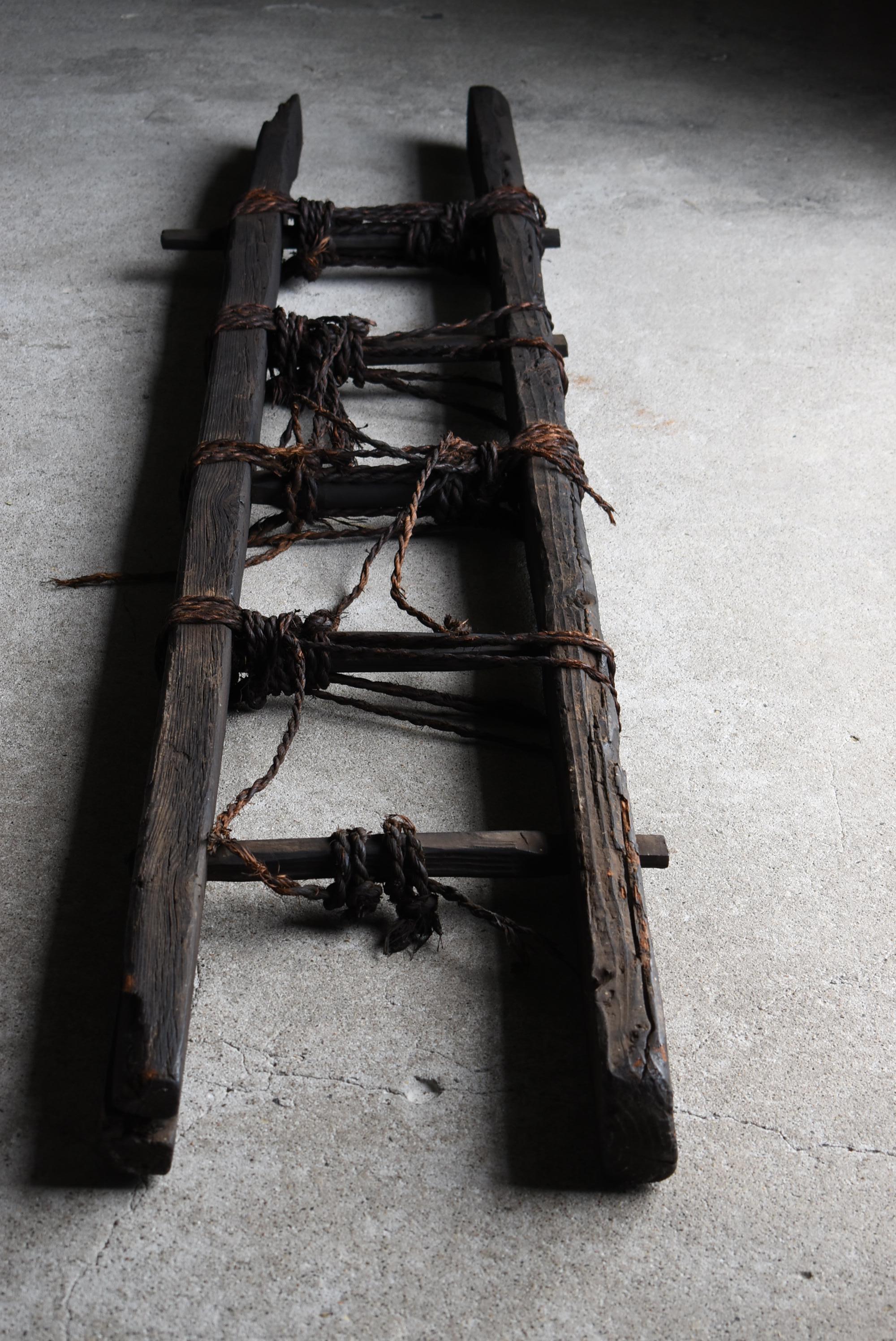 Paille Échelle noire japonaise antique Wabi-Sabi 1800s-1860s / Objects fors Objects en vente