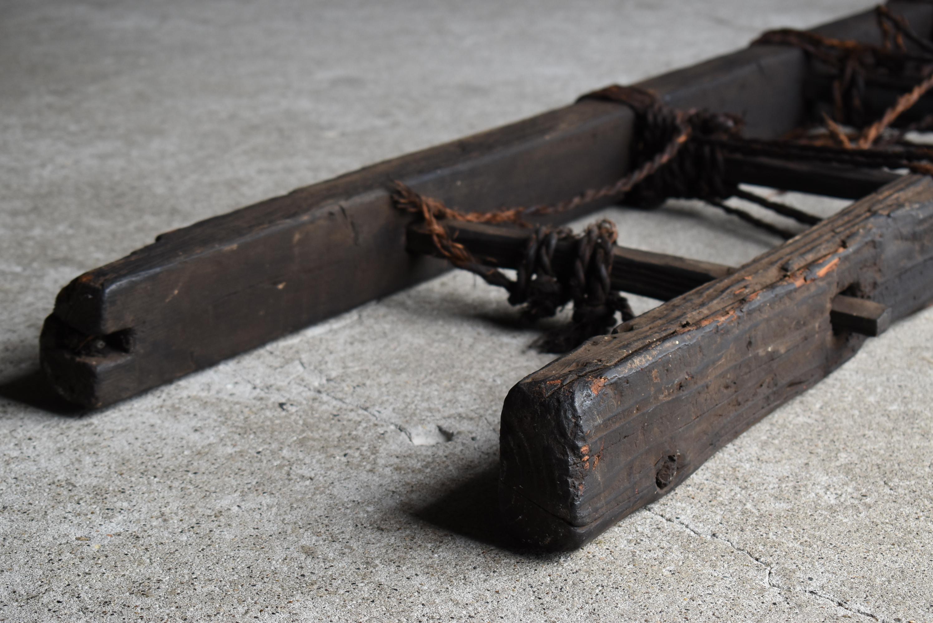 Échelle noire japonaise antique Wabi-Sabi 1800s-1860s / Objects fors Objects en vente 1