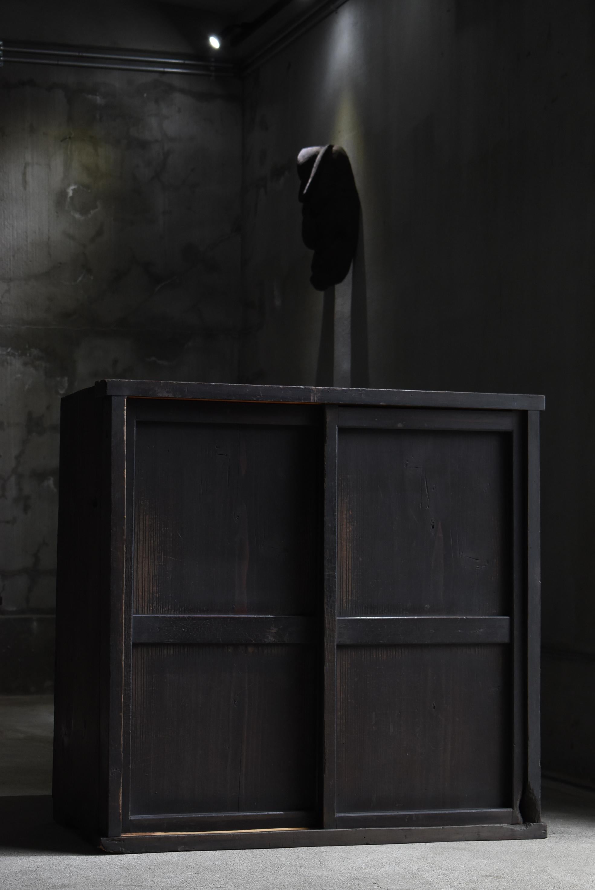 Very old Japanese black Tansu.
This furniture is from the Meiji period (1860s-1900s).
It is made of cedar wood.

It is simple, beautiful, and free of superfluous decoration.
It is the ultimate in simplicity.
The jet-black color is also