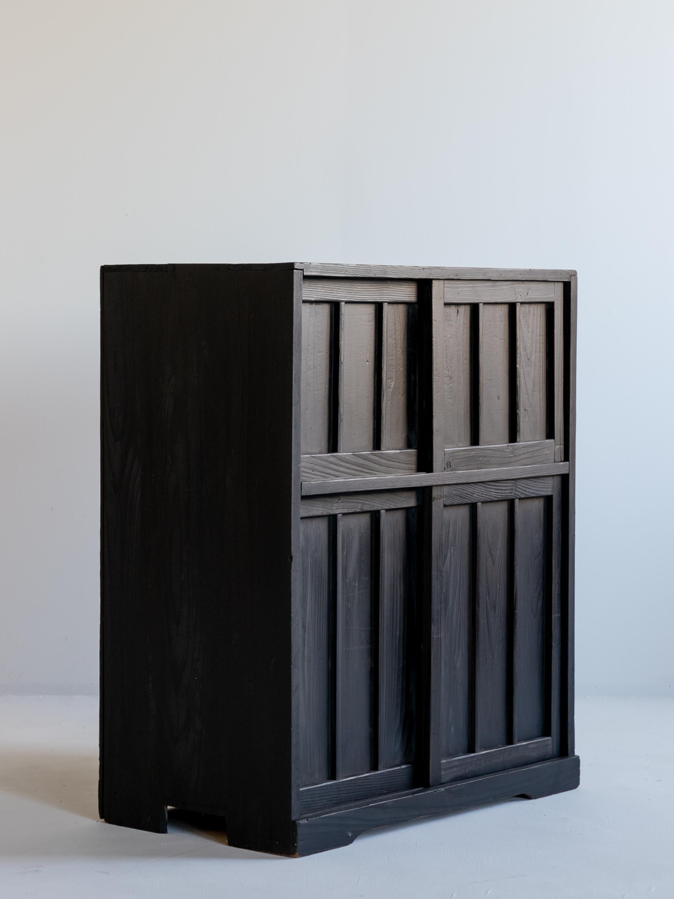 Japanese Antique Wabi Sabi Black Tansu 1860s-1900s / Cabinet Chests of Drawers In Good Condition In Sammu-shi, Chiba