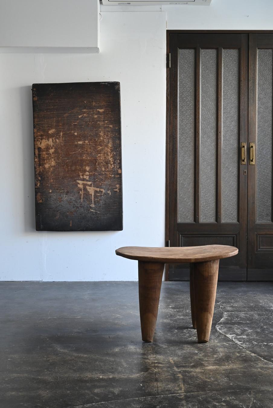 This is a workbench board made during the Meiji era to the early Showa period.
It was used in a traditional house in Nagaoka City, Niigata Prefecture.
Originally employed for tasks such as making soba noodles and cutting rice cakes, the board