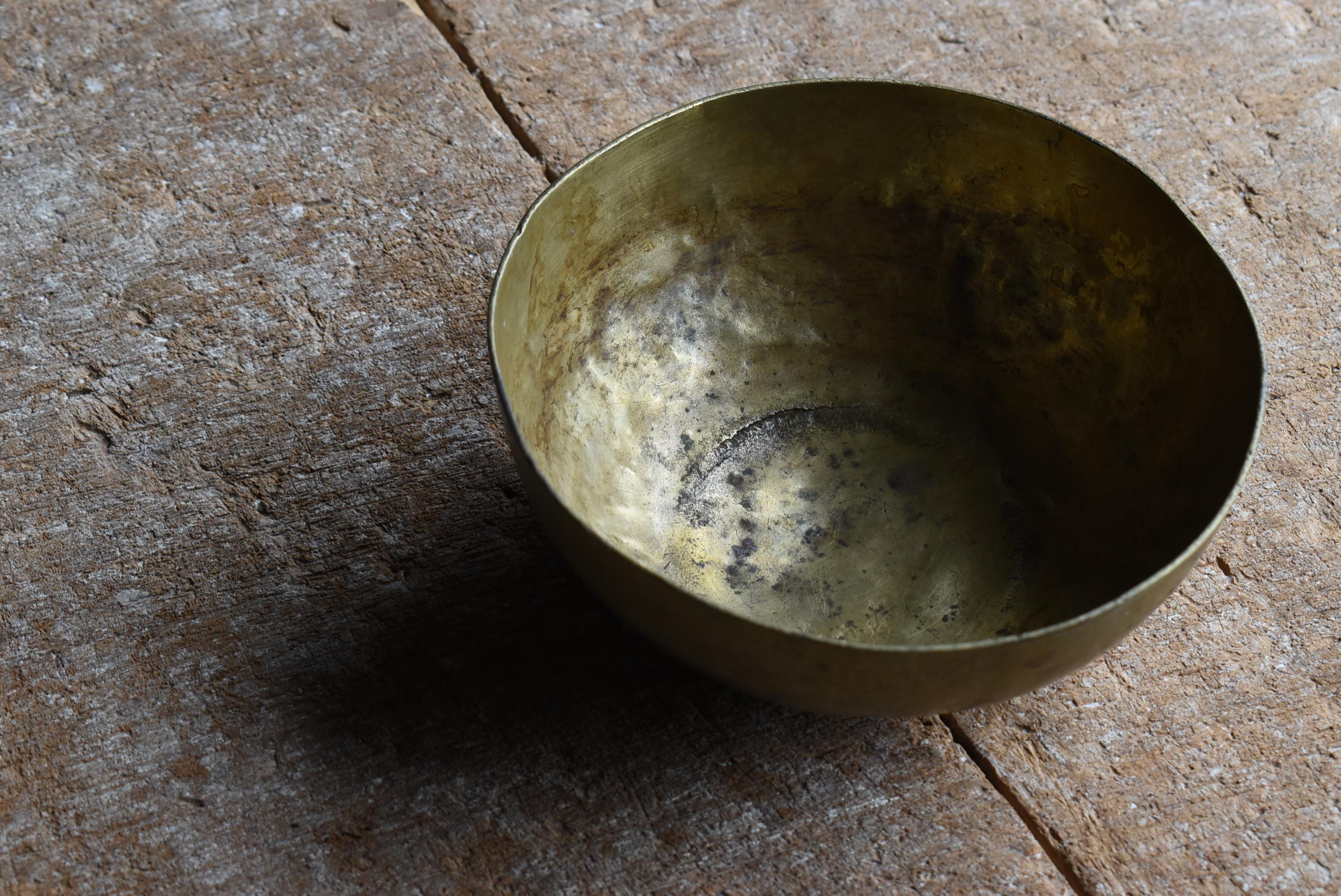 Cuenco japonés antiguo de latón Wabi Sabi 1900s-1940s Meiji