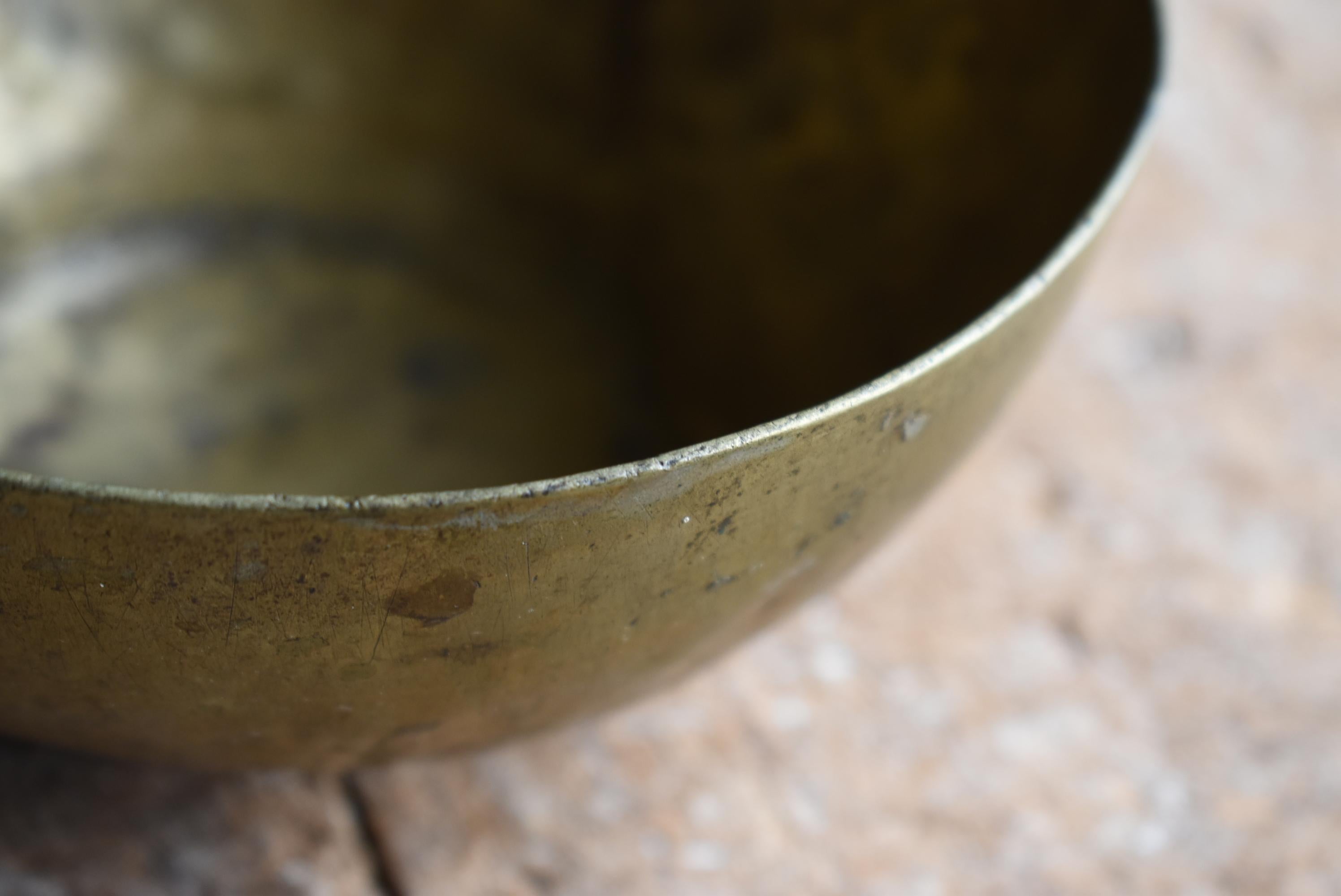 Cuenco japonés antiguo de latón Wabi Sabi 1900s-1940s Japonés