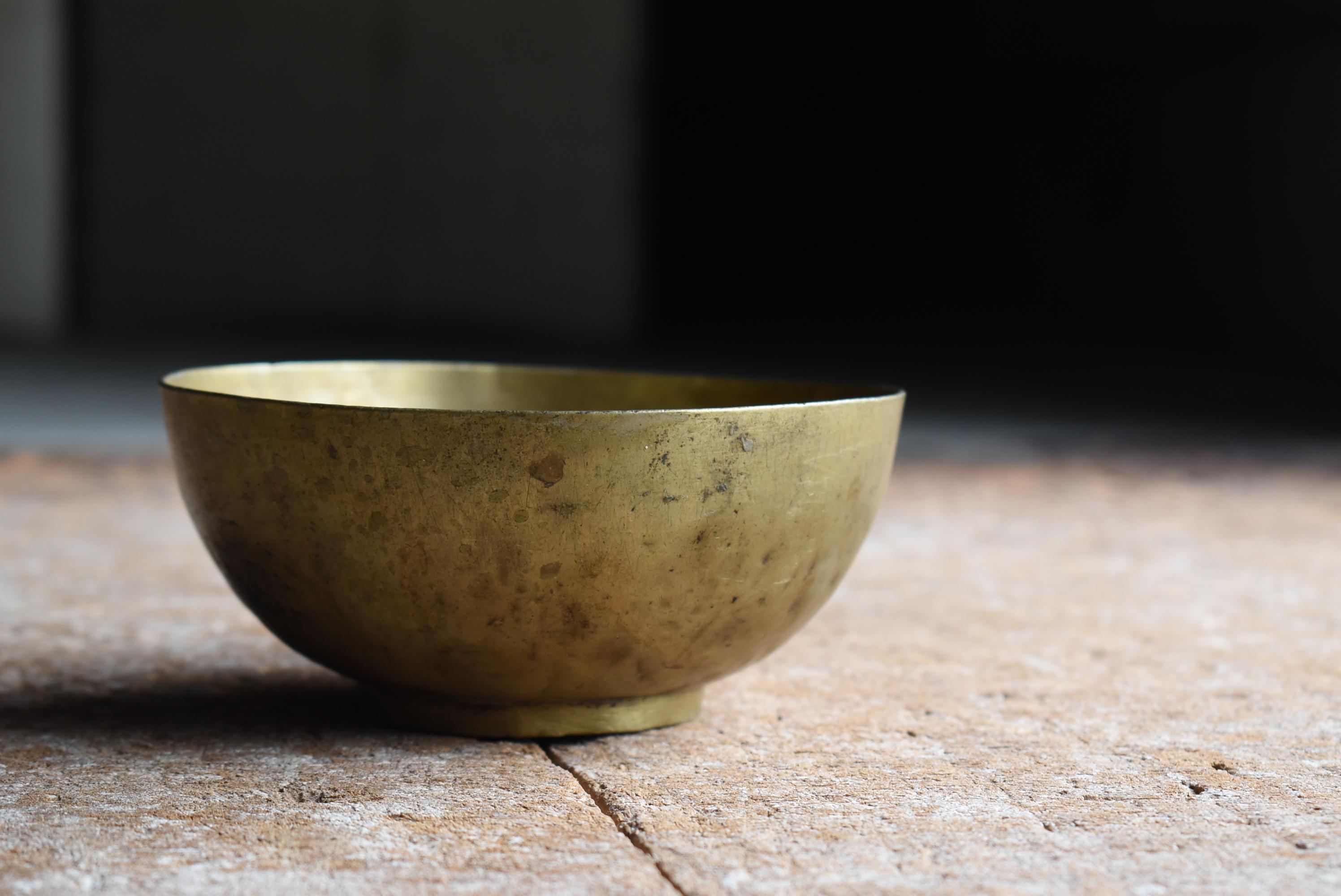Cuenco japonés antiguo de latón Wabi Sabi 1900s-1940s Tallado a mano