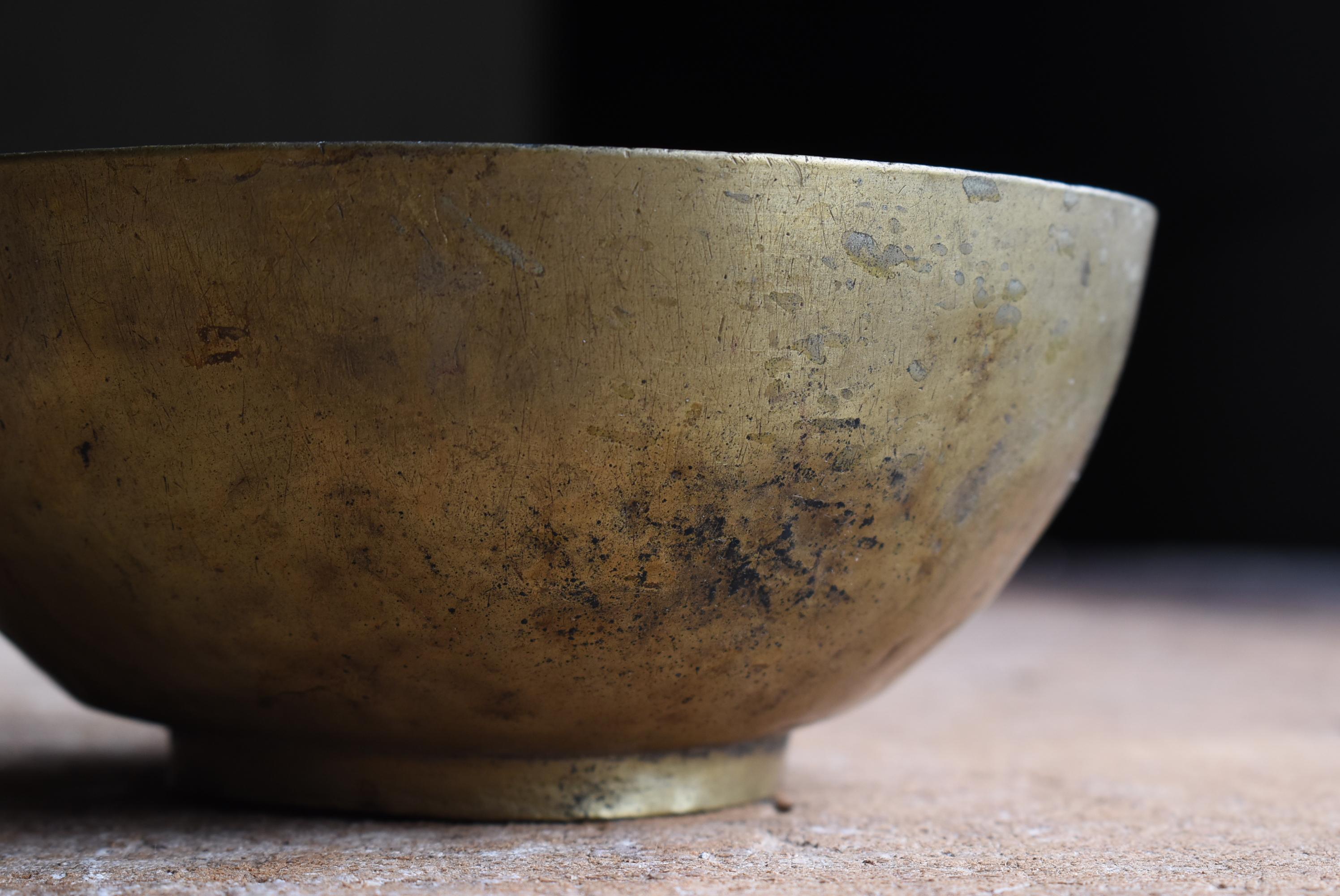 Cuenco japonés antiguo de latón Wabi Sabi 1900s-1940s siglo XX
