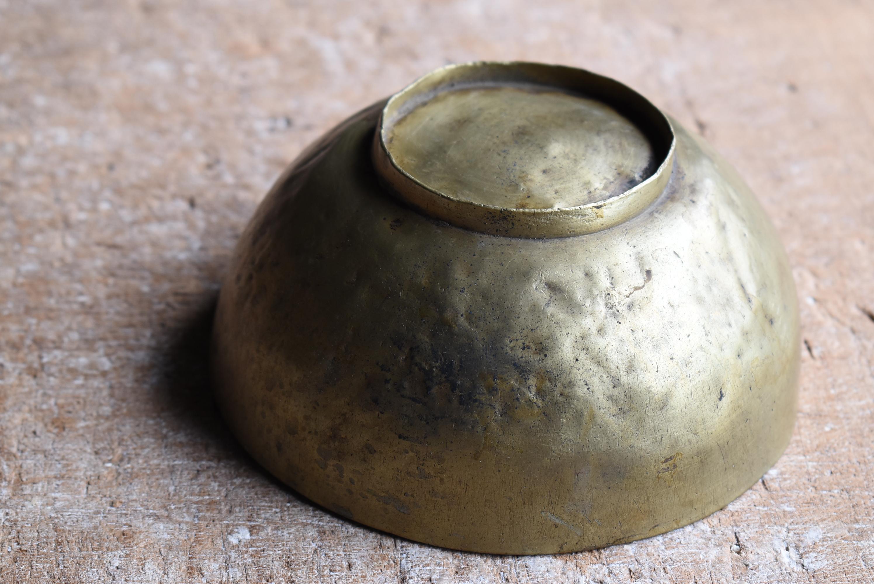 Cuenco japonés antiguo de latón Wabi Sabi 1900s-1940s Latón