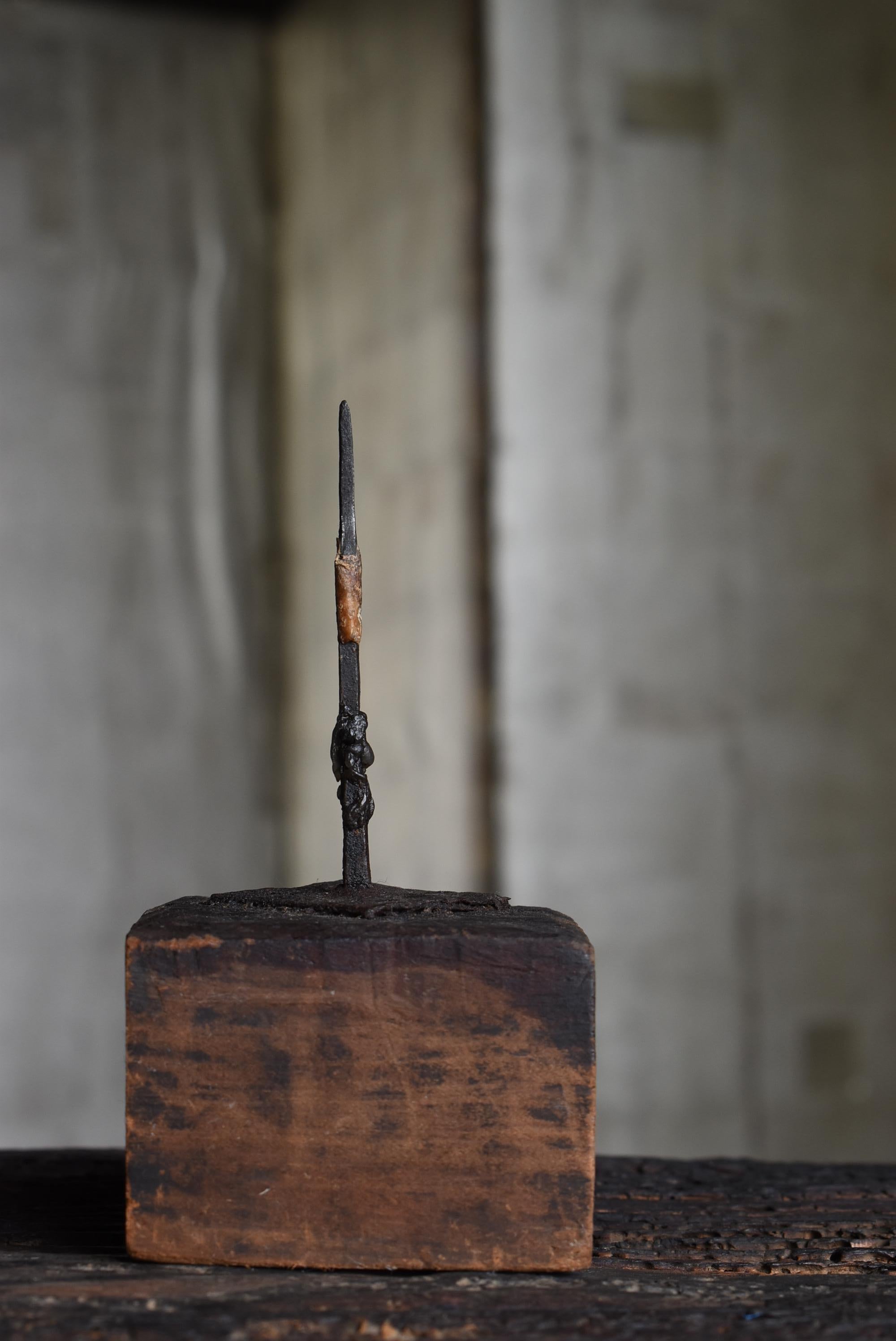 Si tratta di un candeliere molto antico prodotto in Giappone.
Risale al periodo Meiji (1860-1900).
La base è in legno di cedro e il portacandele è in ferro.

È stato trovato in una vecchia fattoria.
È uno strumento prezioso che proviene dai tempi