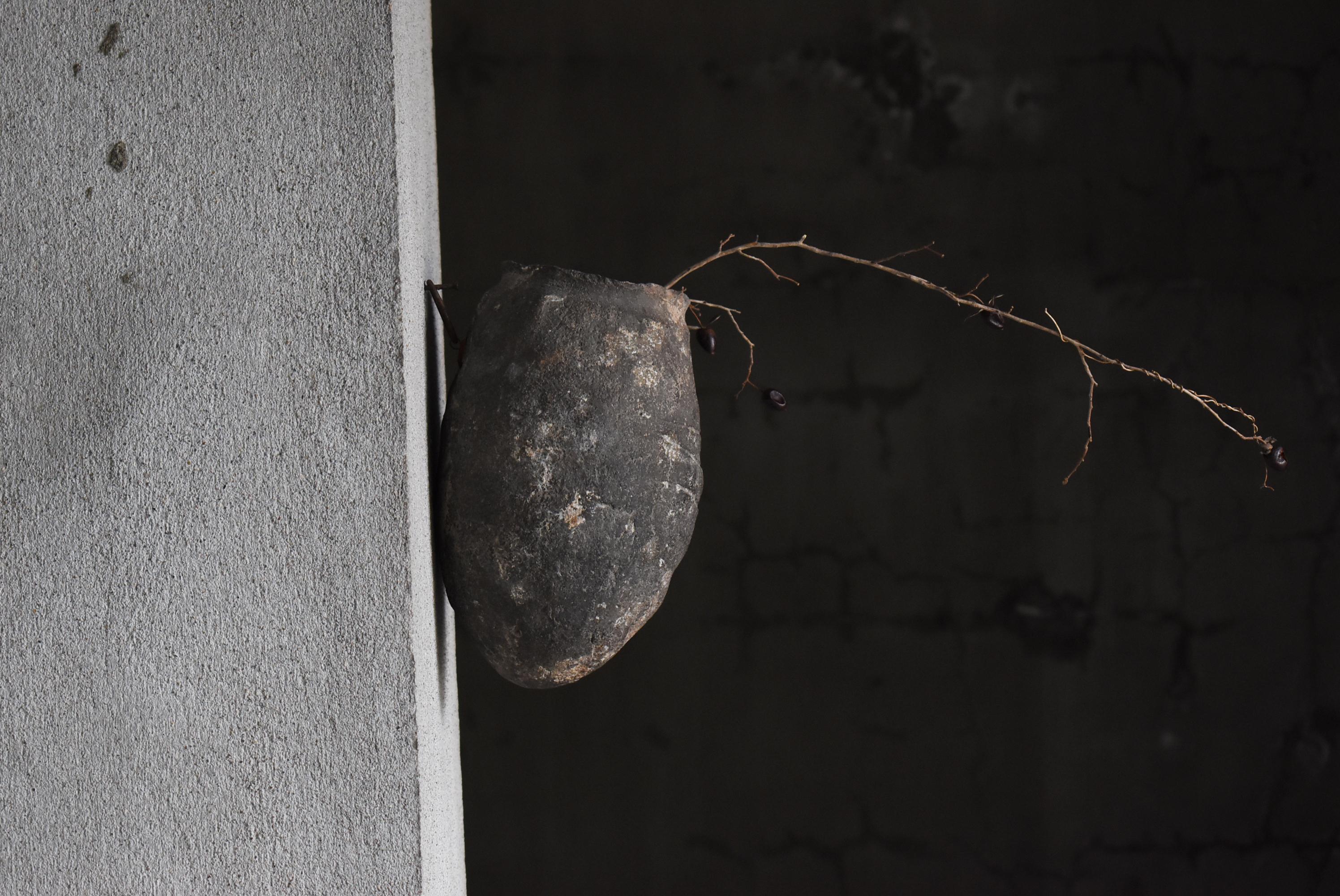 Edo Vase mural à fleurs japonais ancien en céramique Wabi-Sabi du 20ème siècle en vente