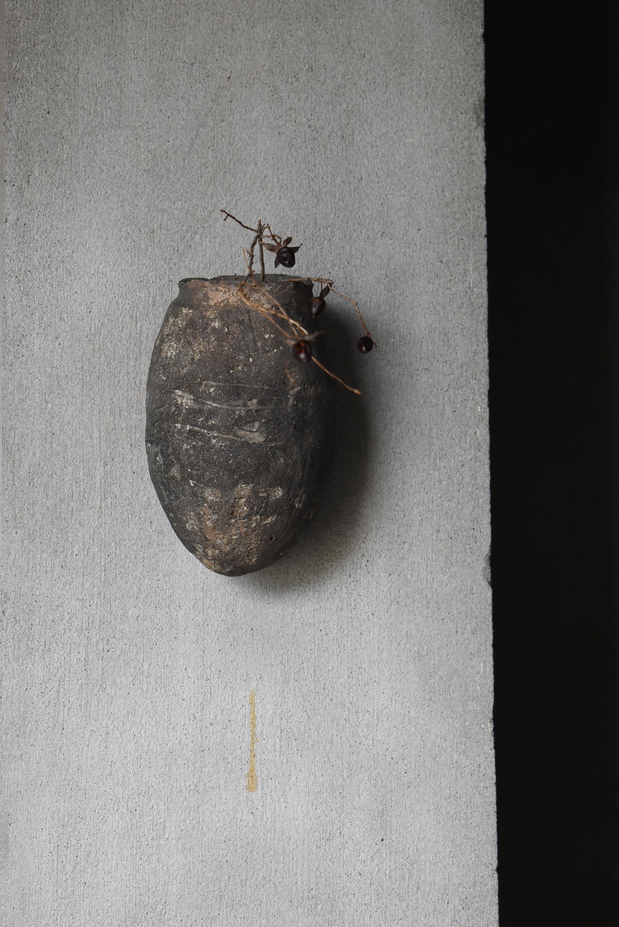 Japonais Vase mural à fleurs japonais ancien en céramique Wabi-Sabi du 20ème siècle en vente