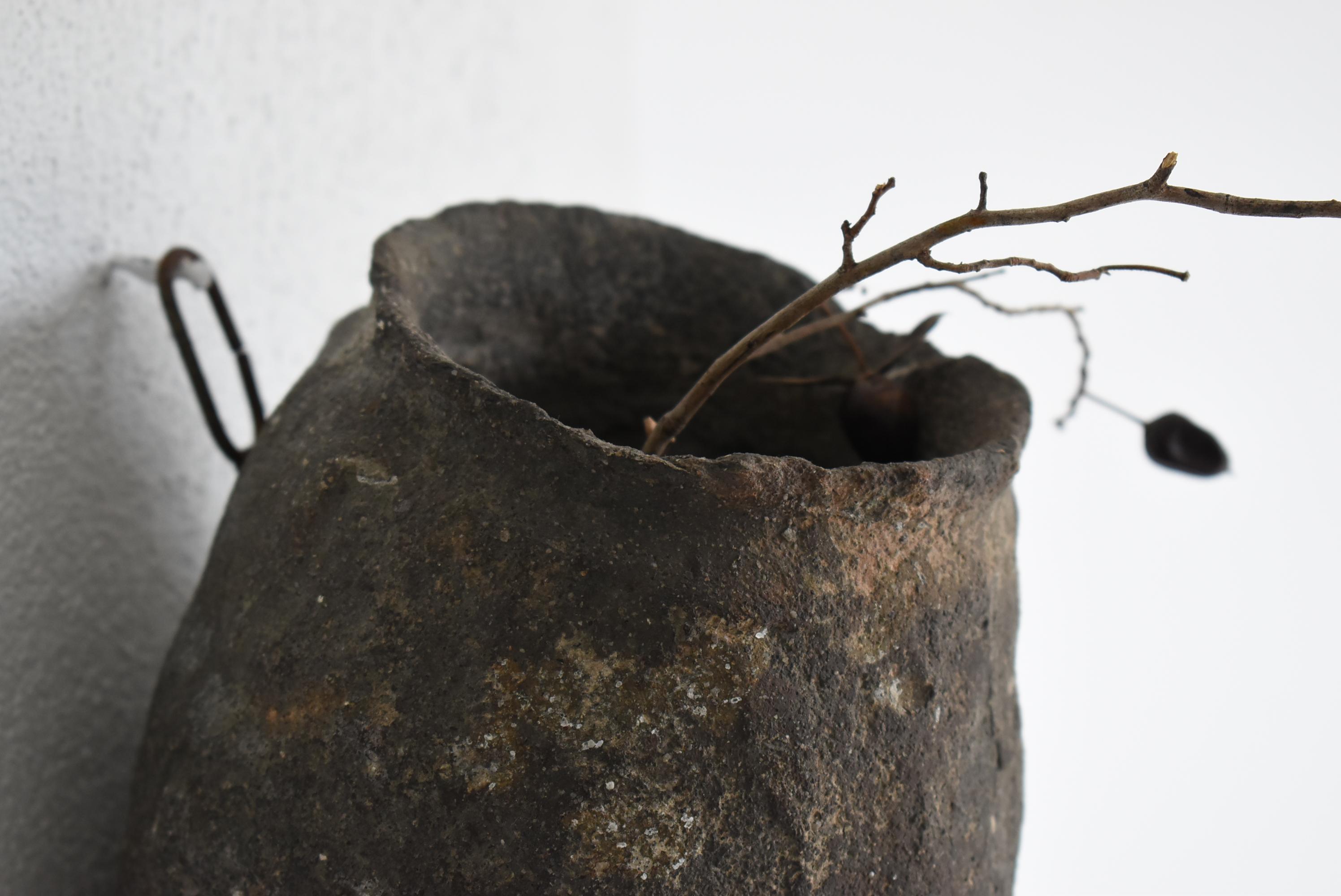 Poteries Vase mural à fleurs japonais ancien en céramique Wabi-Sabi du 20ème siècle en vente