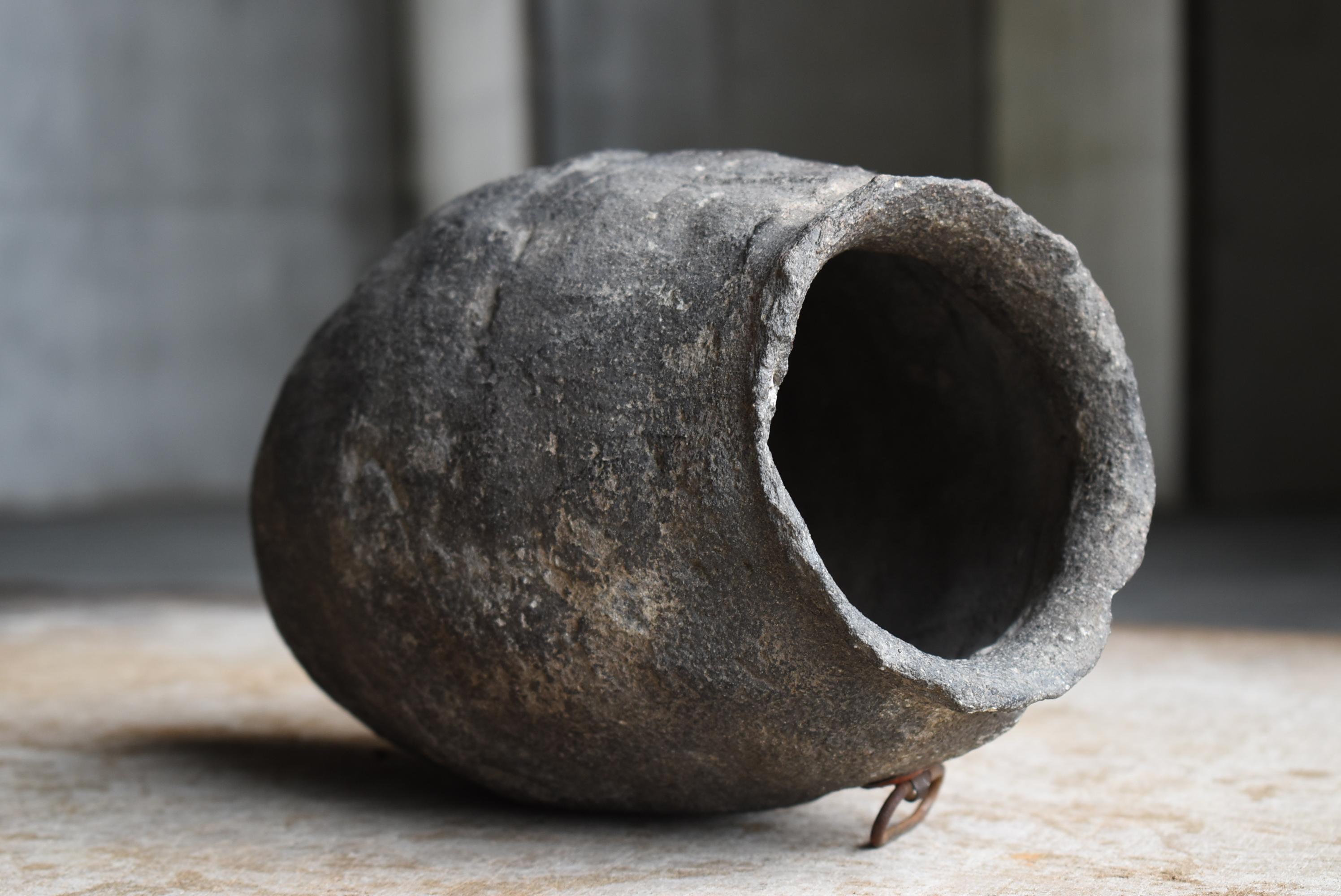 Vase mural à fleurs japonais ancien en céramique Wabi-Sabi du 20ème siècle en vente 1