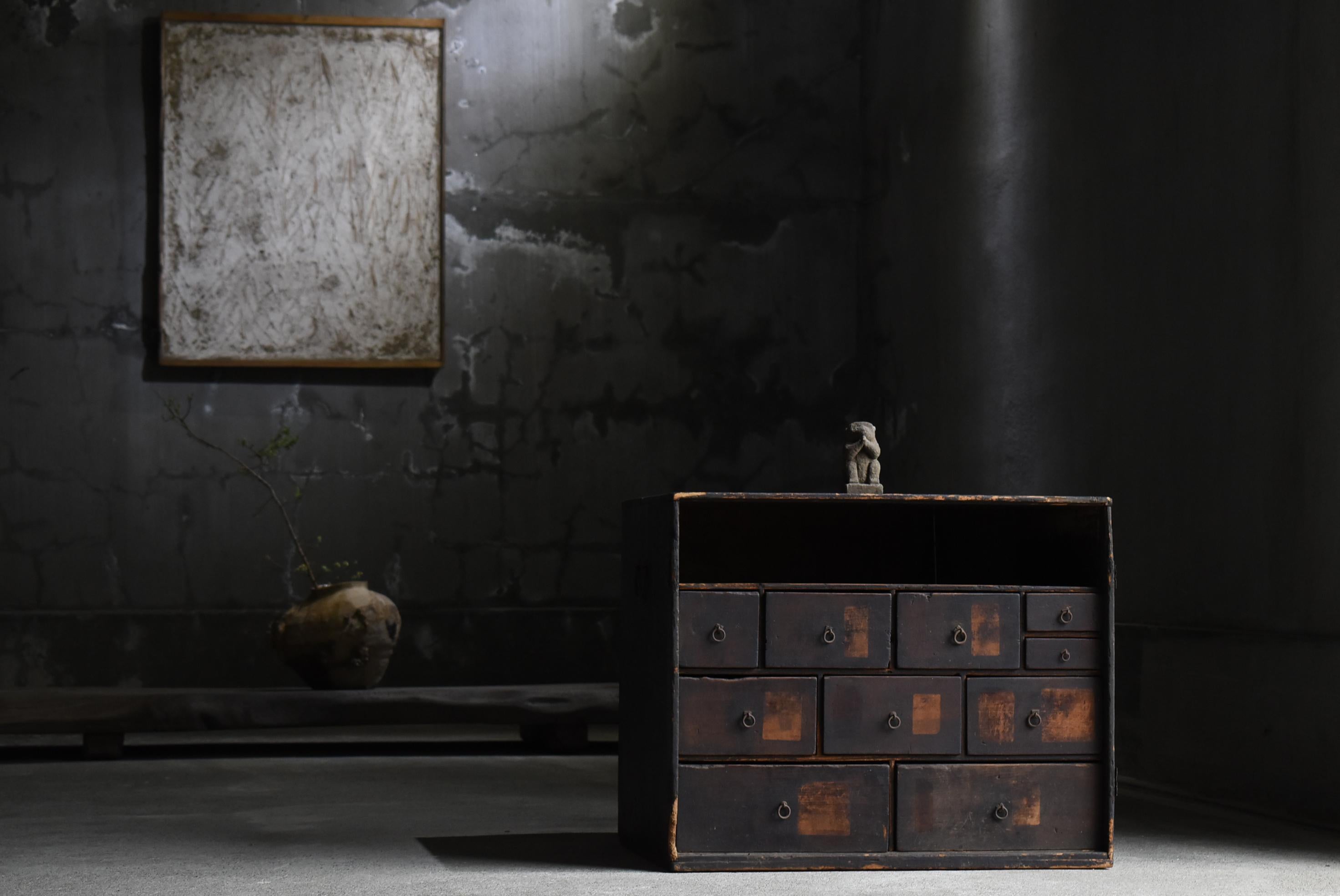 Sehr alte japanische Schubladenlagerung.
Sie stammt aus der Meiji-Zeit (1860-1900).
Er ist aus Zedernholz gefertigt.

Das Design ist einfach und schlank.
Es ist das Nonplusultra der Einfachheit und ein sehr schönes Möbelstück.

Das Ablagefach