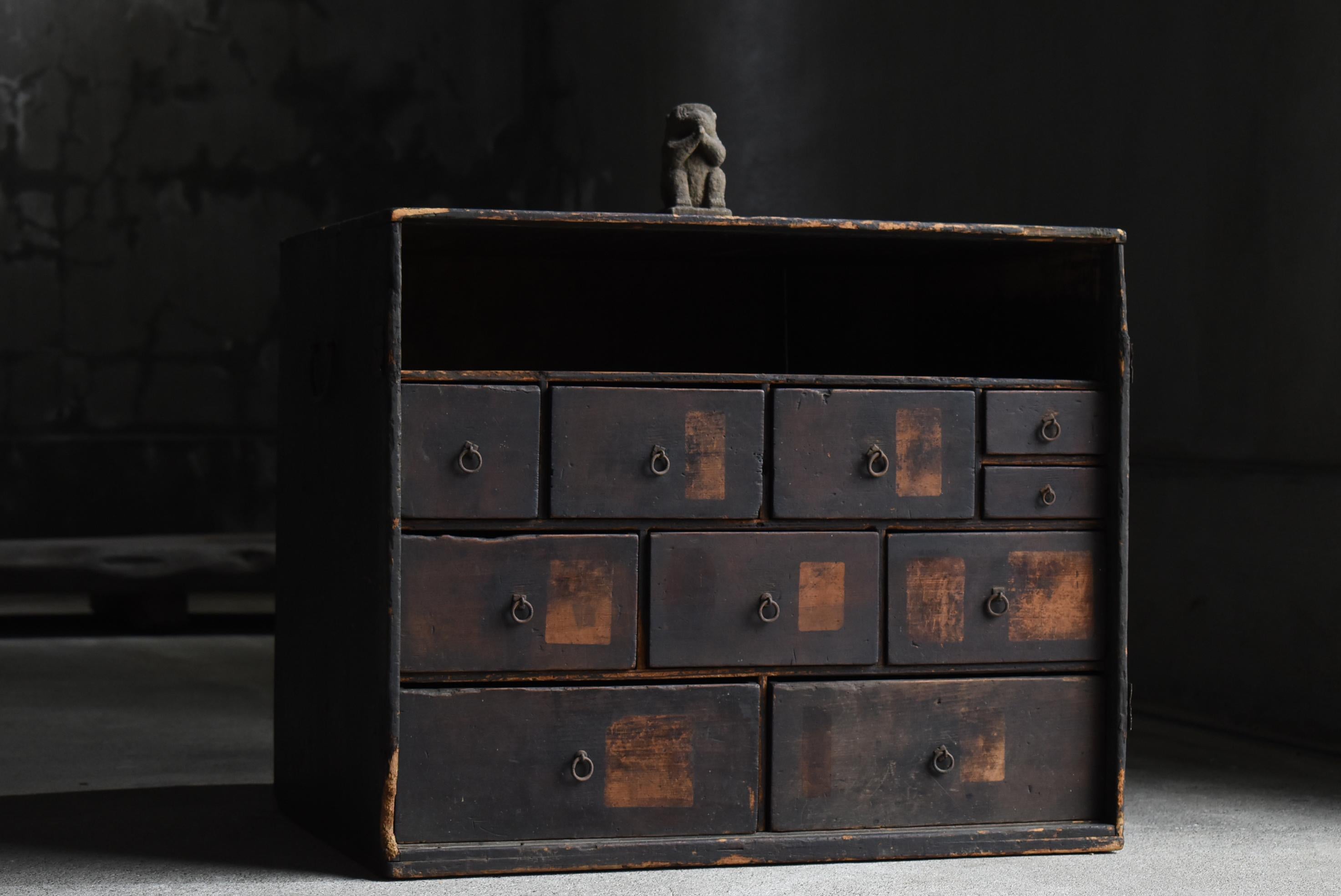 Japanischer antiker Wabi Sabi-Schrank mit Schublade 1860er-1900er Jahre / Tansu Aufbewahrungsschrank Mingei (Meiji-Periode) im Angebot