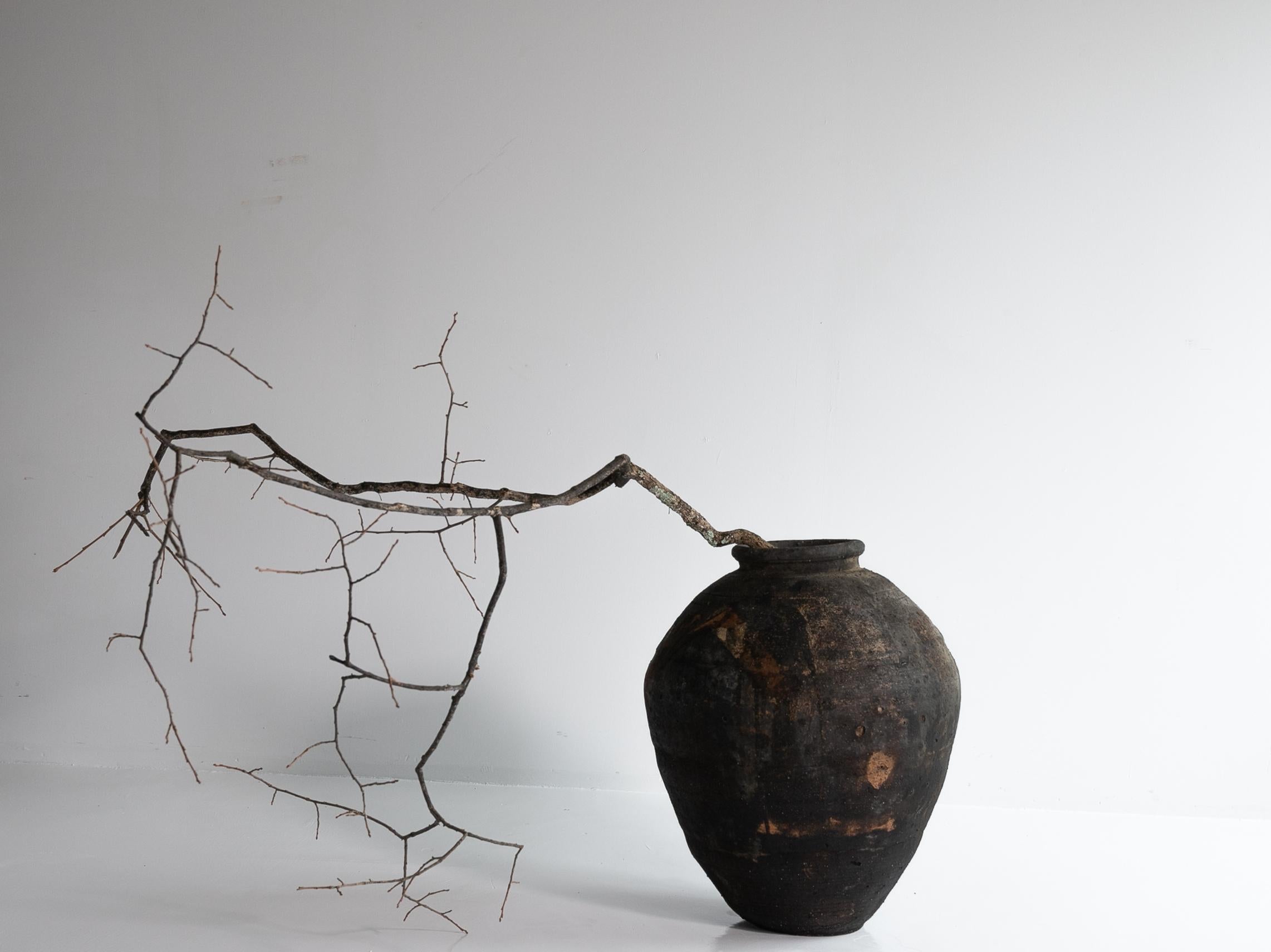This is a very old ceramic vase made in Japan.
It was made in the Edo period (1860s-1860s).
It is called Shigaraki ware in Japan.

This large vase was used to hold and carry tea leaves.
Due to its use over time, it has taken on an air of