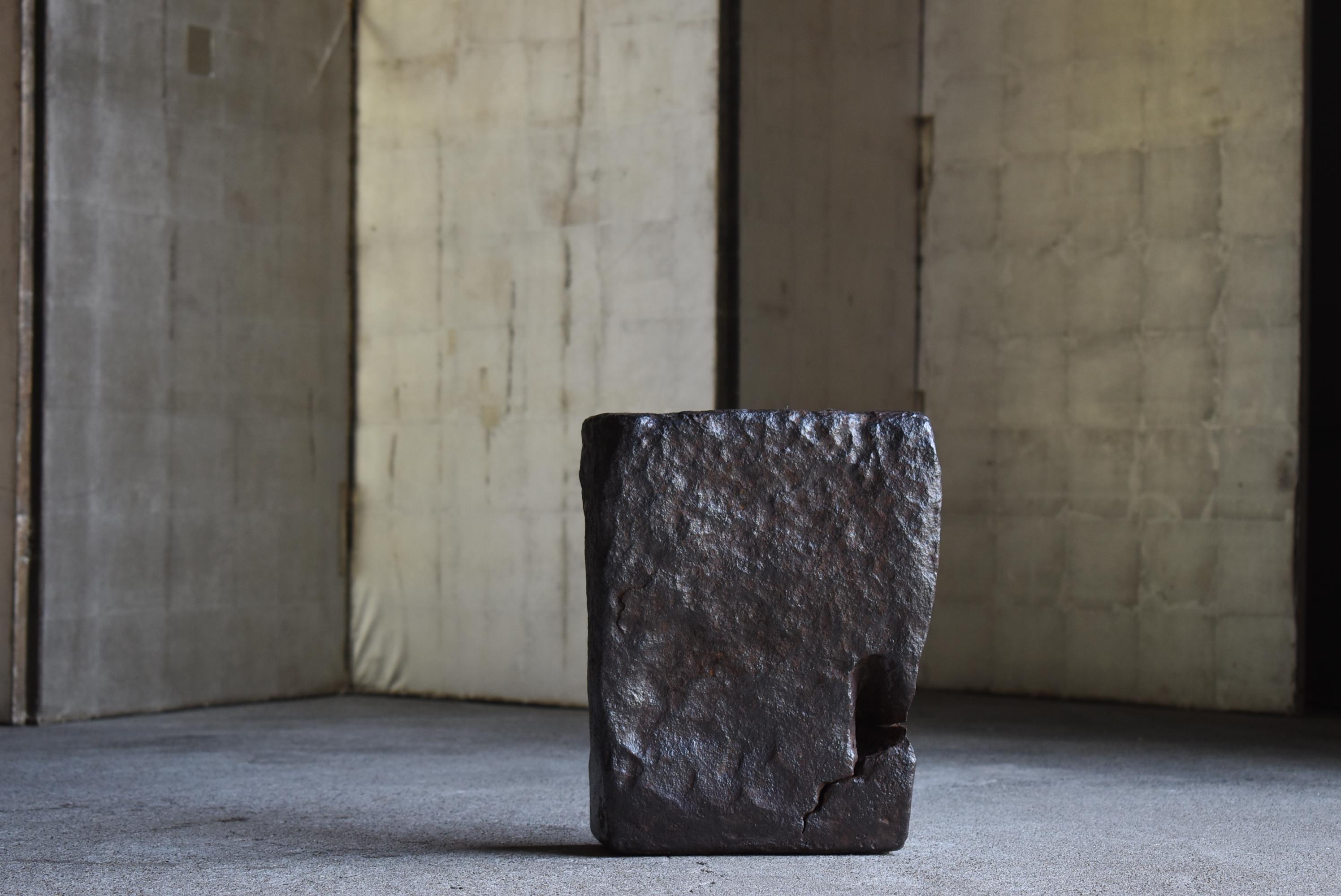 This is an old Japanese iron block.
Weighing a whopping 46 kg, it was once used by blacksmiths as an “anvil” to be embedded in the ground.
It is estimated to have been made in the early Showa period (1900s-1940s), and it is said to have been