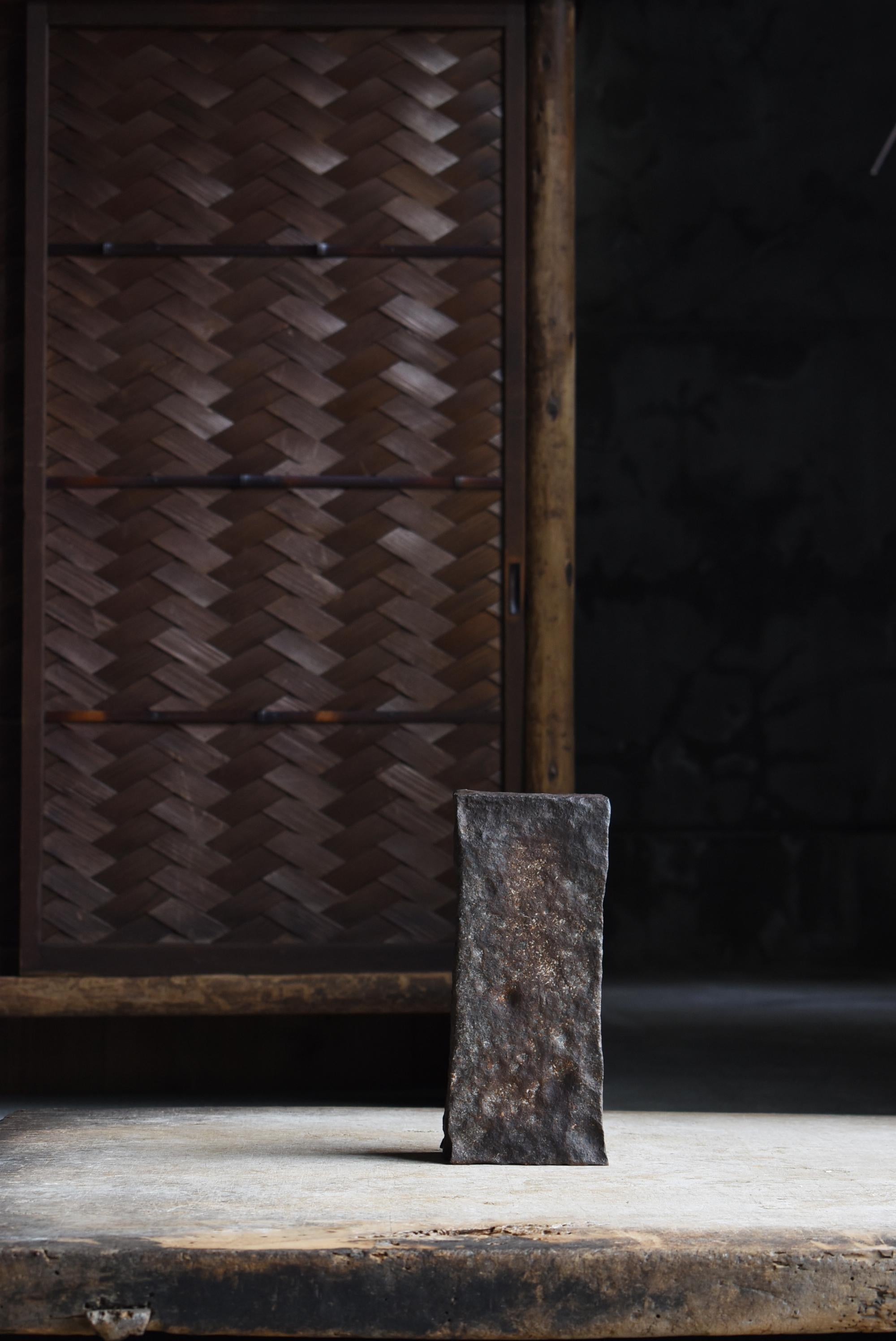 This is an old Japanese iron block.
Originally an anvil to be buried underground, it is believed to have been used for a long time in Japan's unique blacksmithing culture.
This iron block is estimated to have been made in the early Showa period