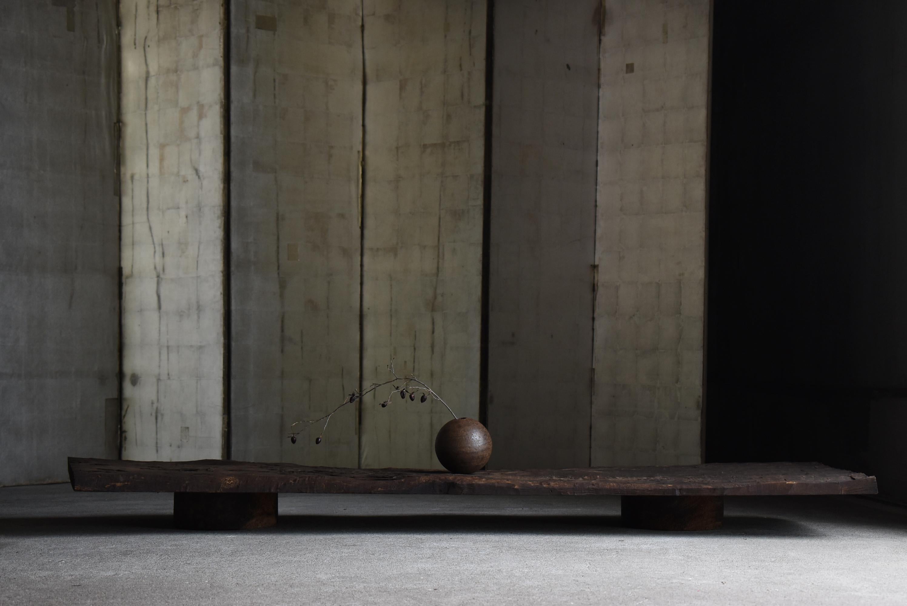 This account is made up of five companies,
I specialize in selecting carefully selected items, specializing in Japanese antiques.
Based on my 20 years of experience, I offer a unique perspective on Japanese antiques.

This is a very old low table