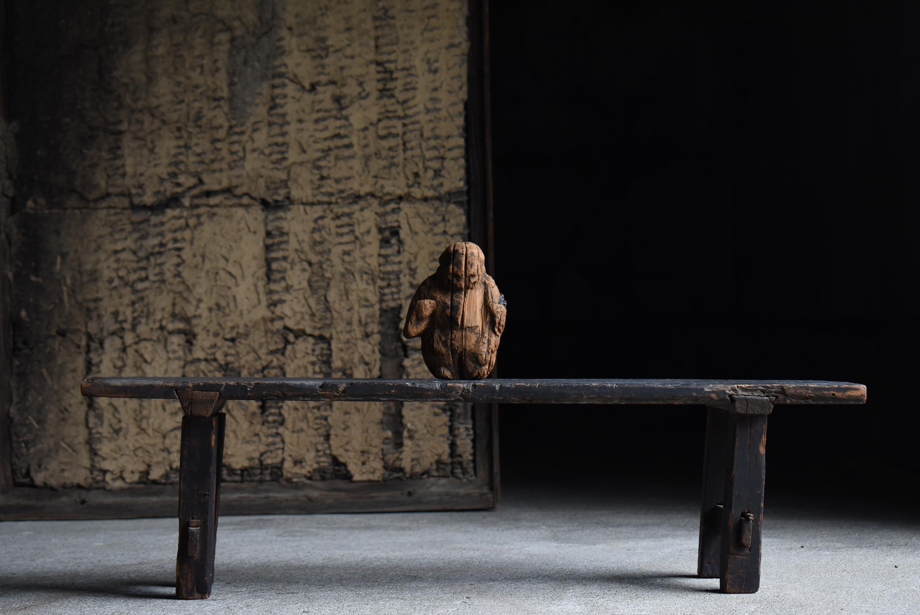 This is an old Japanese low table, crafted during the Edo period (1800s–1860s). It is a rare piece of furniture that has survived through the centuries to the present day. Made of sugi (Japanese cedar), its undecorated and unembellished form