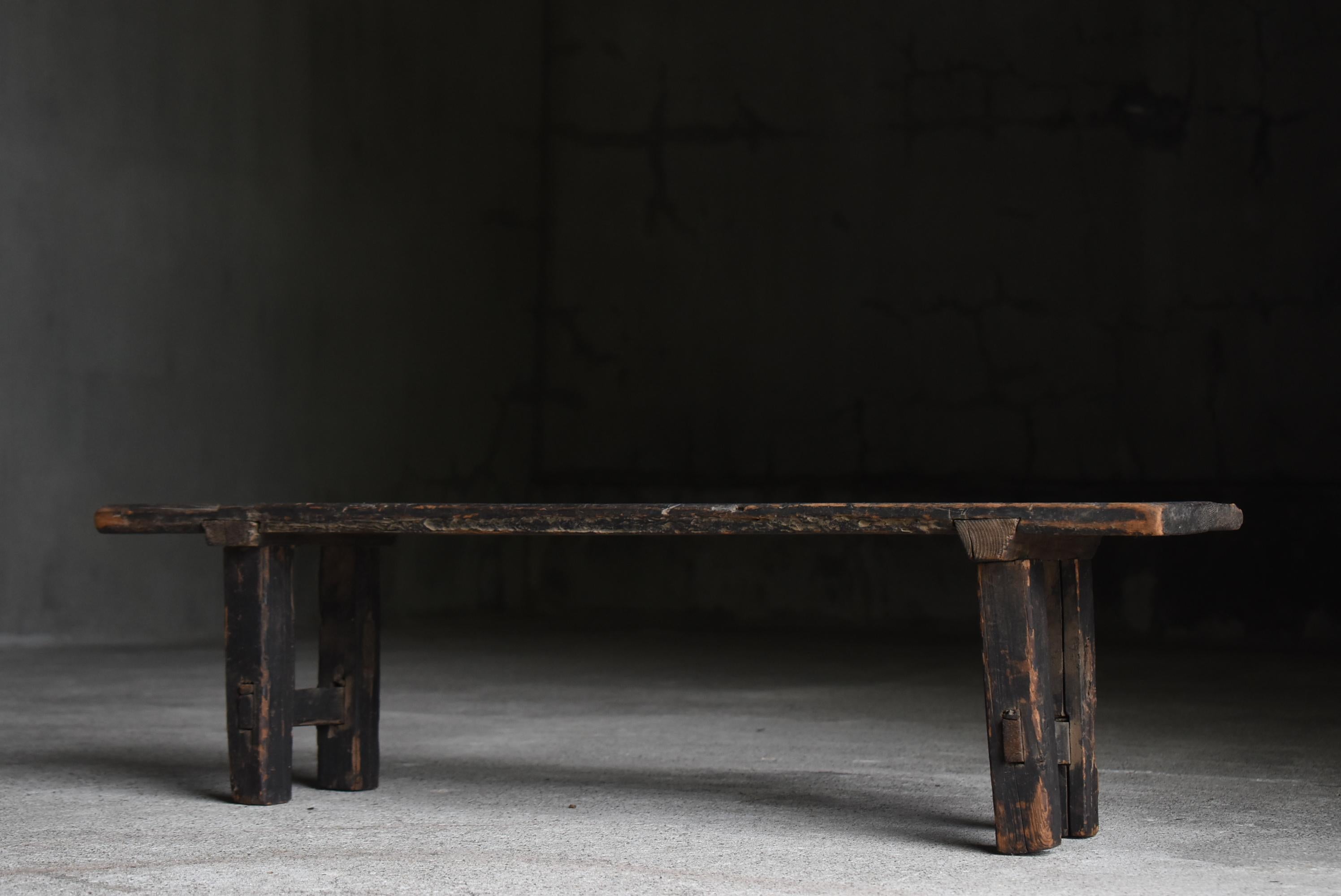 Japanese Antique Wabi-Sabi Low Table Edo period 1800s-1860s / Side Table In Good Condition For Sale In Chōsei District Nagara, JP