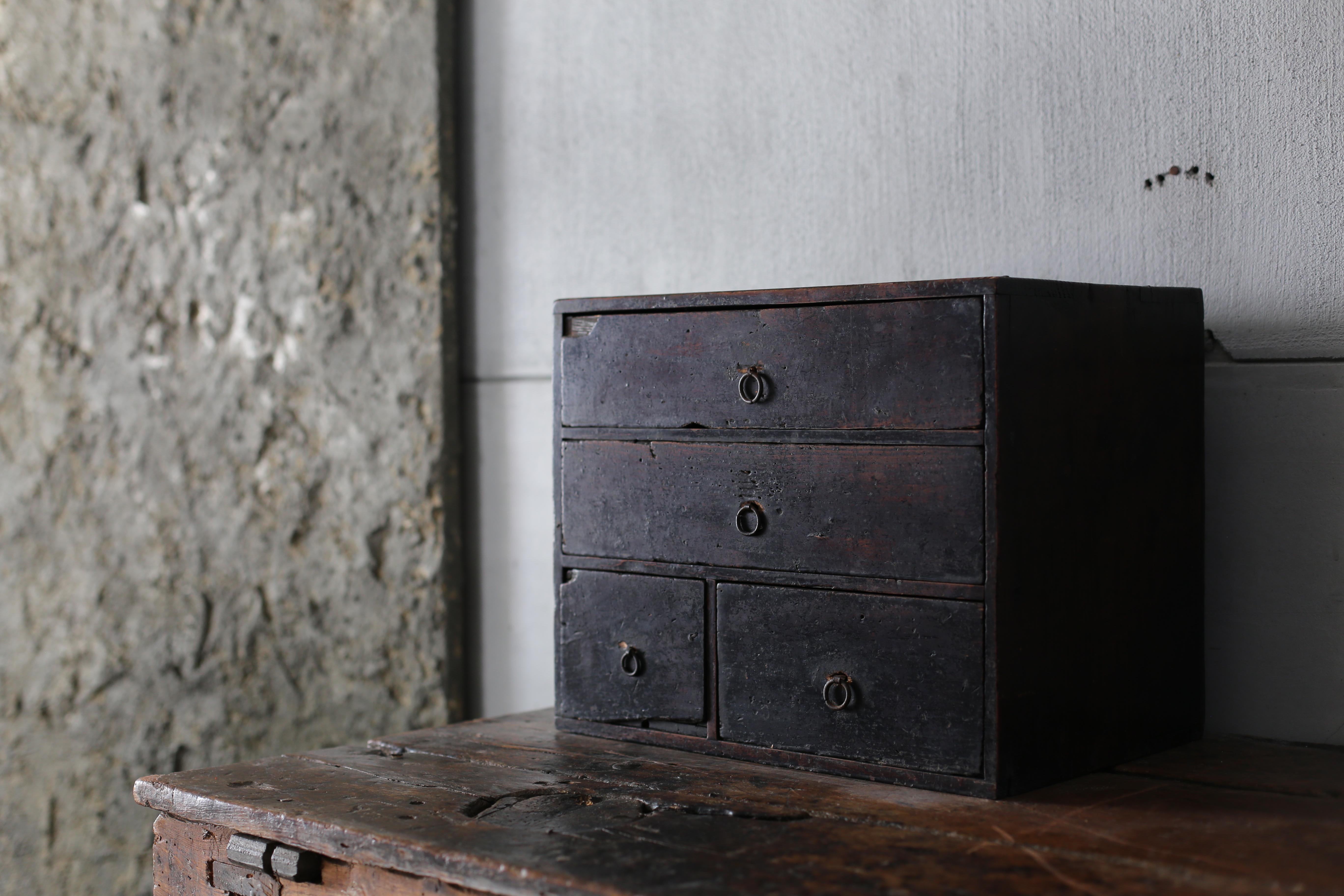 Très ancien petit tiroir japonais.
Ces meubles datent de la période Meiji (1860-1900).
Il est fabriqué en bois de cèdre.
Les poignées rondes sont en fer.

Ces tiroirs sont de bon goût, rustiques, simples et beaux.
Il n'y a pas de déchets dans la