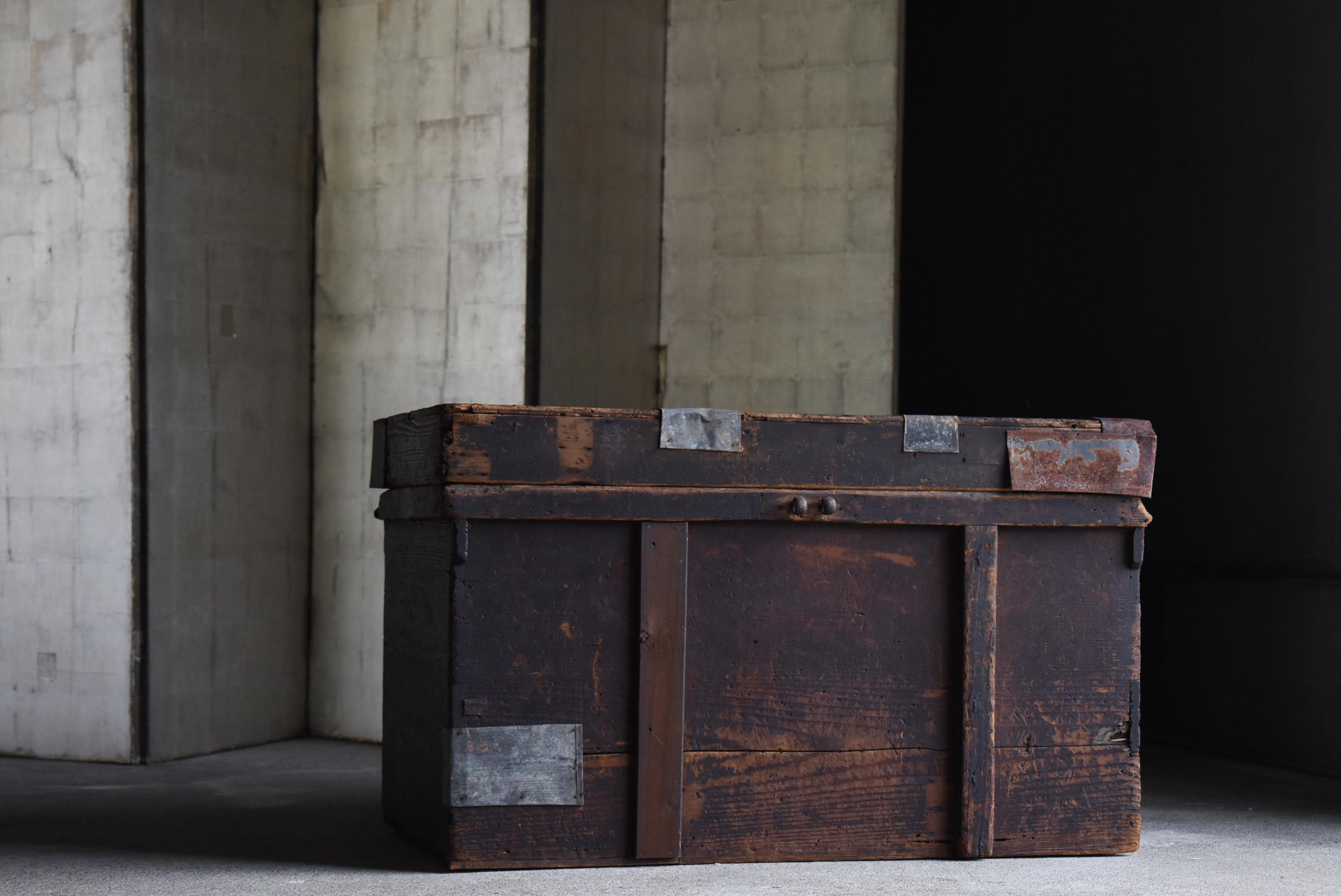 This is an old storage box made in Japan.
It was made during the Meiji period (1860s-1900s) and is made of cedar wood.

The main feature of this storage box is the tin repairs applied throughout. The tin sheets have been carefully hammered together