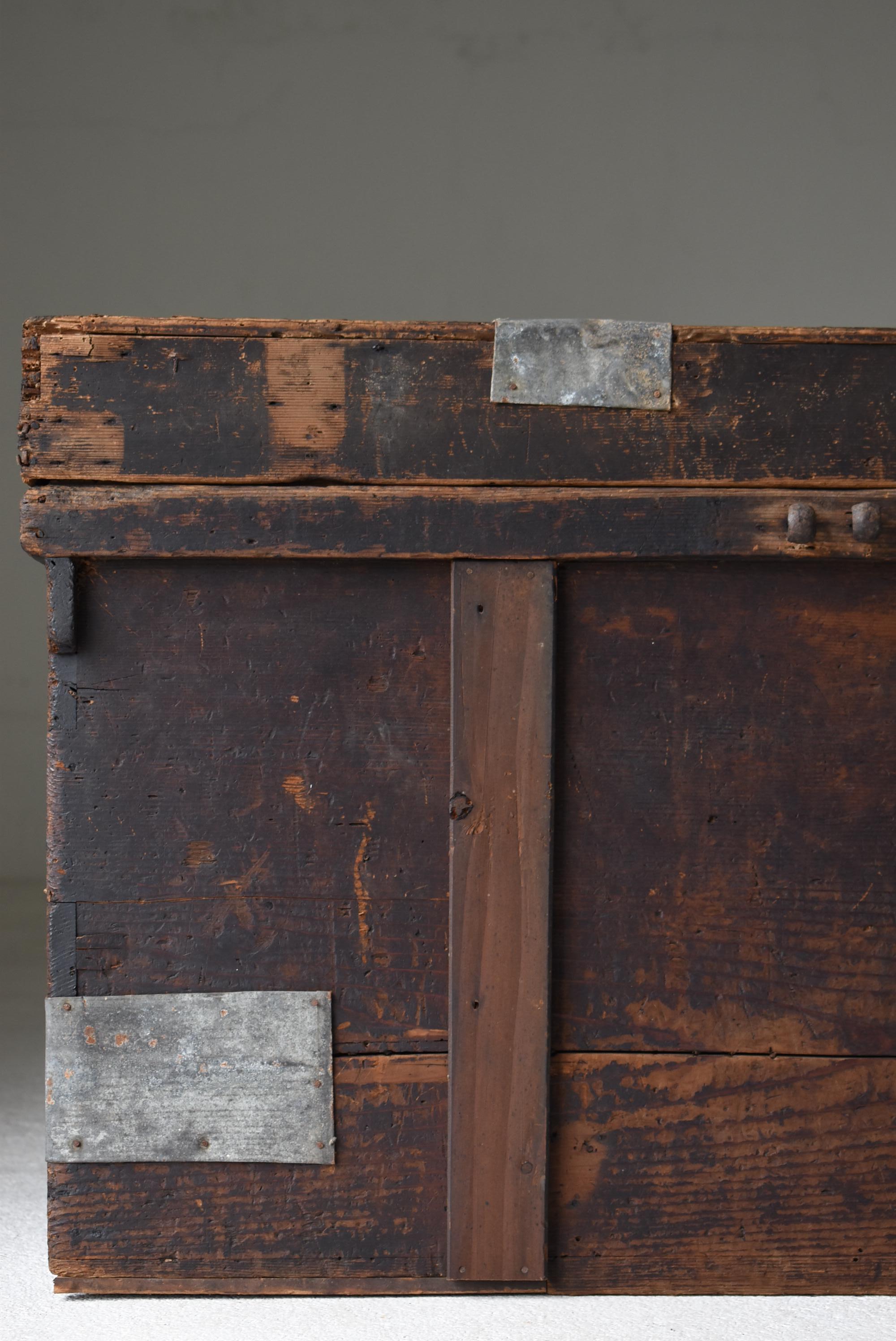 Japanese Antique Wabi-Sabi Storage Box 1860s-1900s / Tansu Sideboard Side Table In Good Condition In Chōsei District Nagara, JP