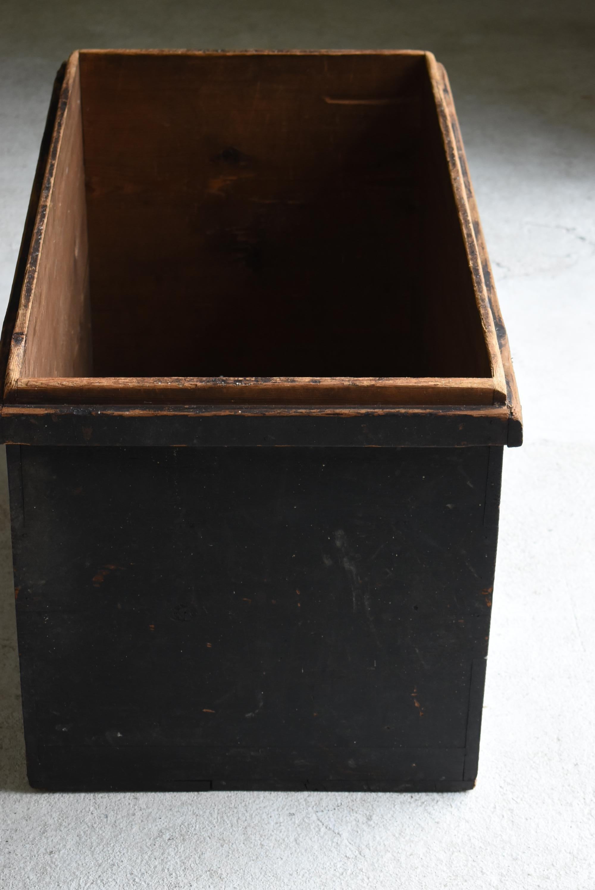 Japanese Antique Wabi Sabi Storage Box 1860s-1900s / Tansu Sofa Table Mingei For Sale 7
