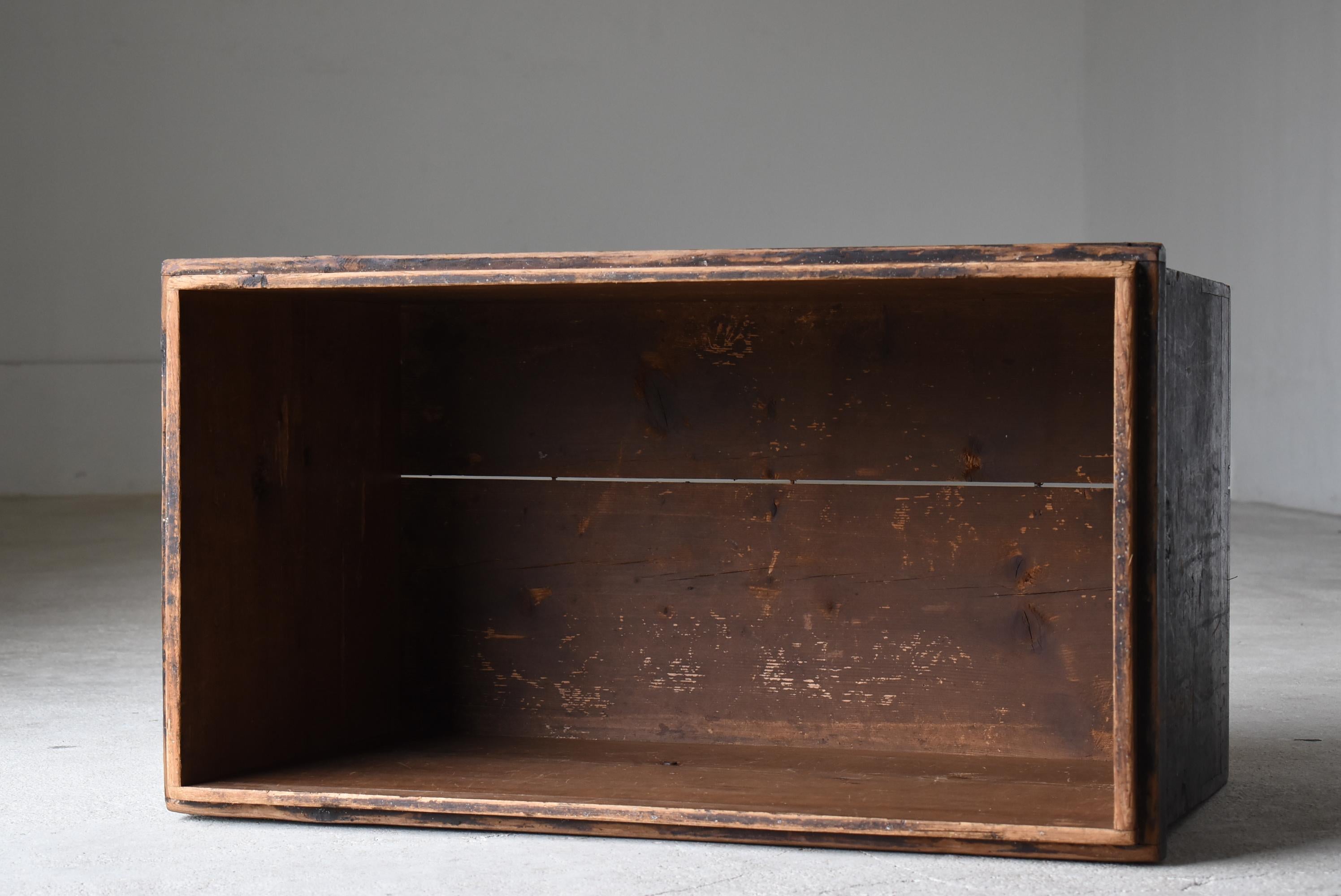 Japanese Antique Wabi Sabi Storage Box 1860s-1900s / Tansu Sofa Table Mingei For Sale 8