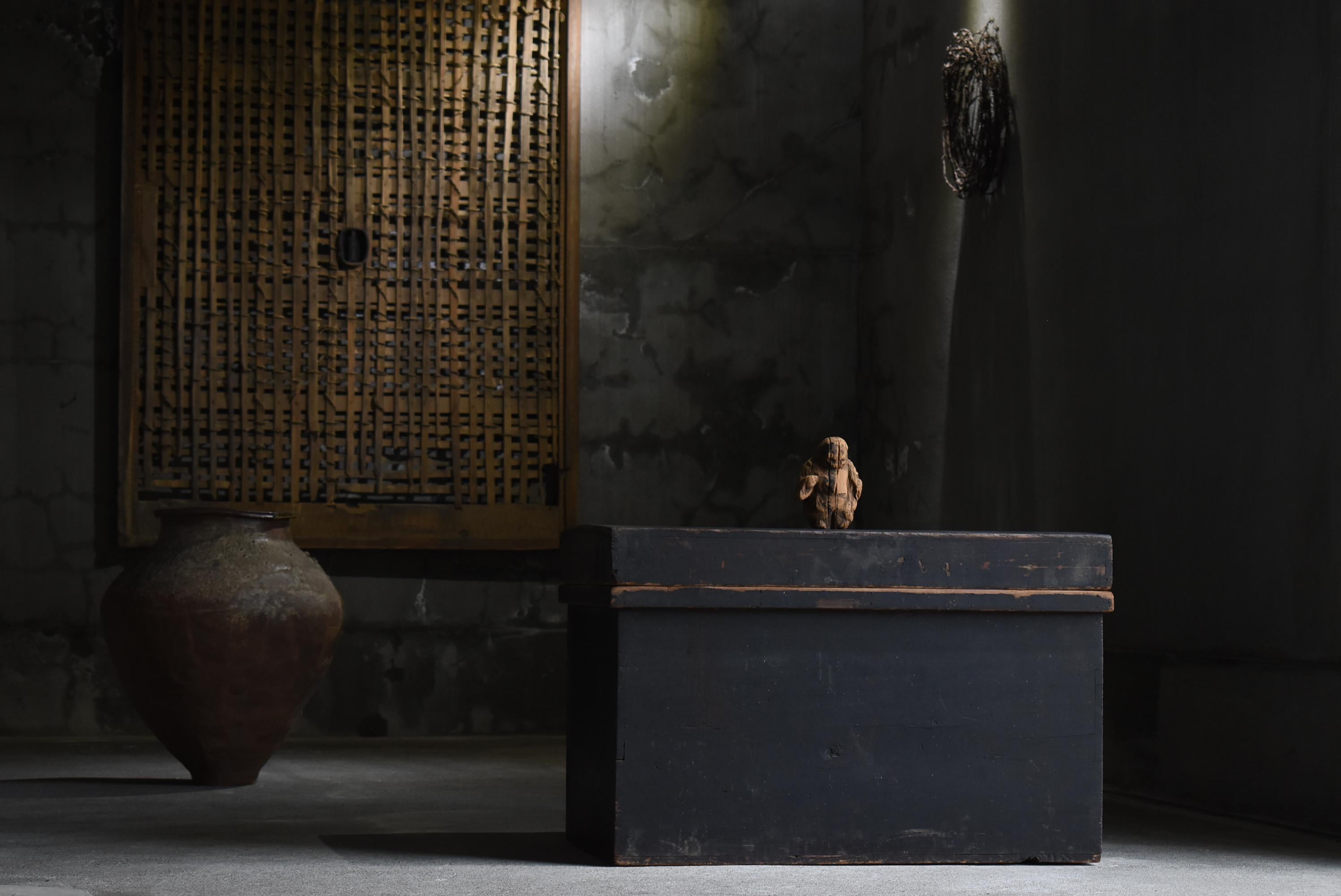 Sehr alte japanische Aufbewahrungsbox.
Diese Schachtel stammt aus der Meiji-Ära. (1860er-1900er Jahre).
MATERIAL ist Zedernholz.

Keine unnötige Dekoration, einfach und schön.
Ultimative Einfachheit.
Die geschmackvolle, schlichte schwarze Farbe ist