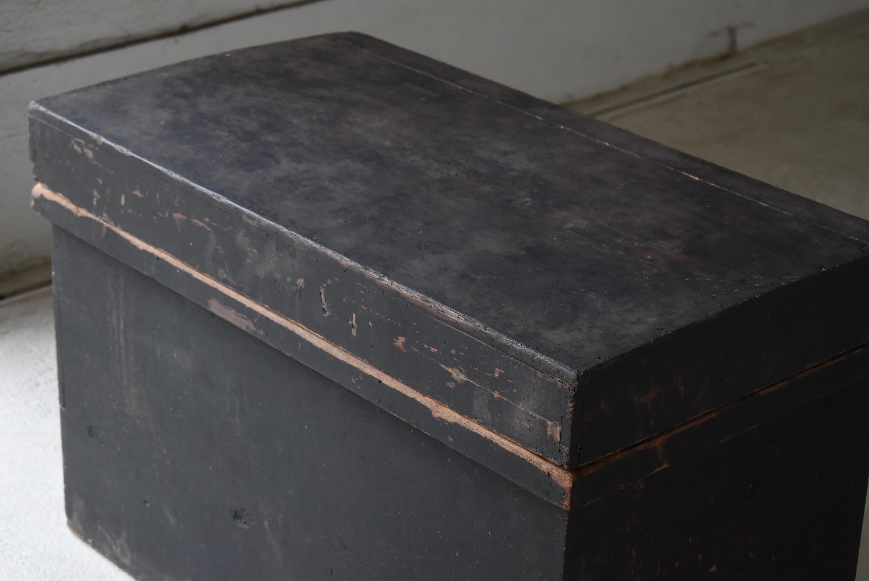 Japanese Antique Wabi Sabi Storage Box 1860s-1900s / Tansu Sofa Table Mingei In Good Condition For Sale In Sammu-shi, Chiba